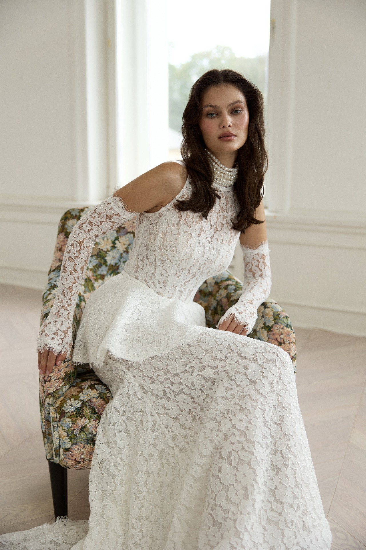 Кружевное закрытое свадебное платье с баской фото