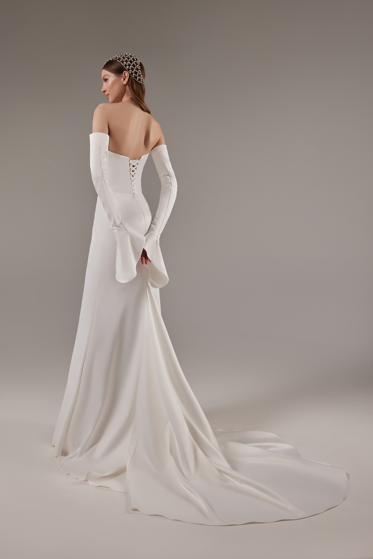 Русалка из атласа-стрейчас со съемными рукавами-клешь фото