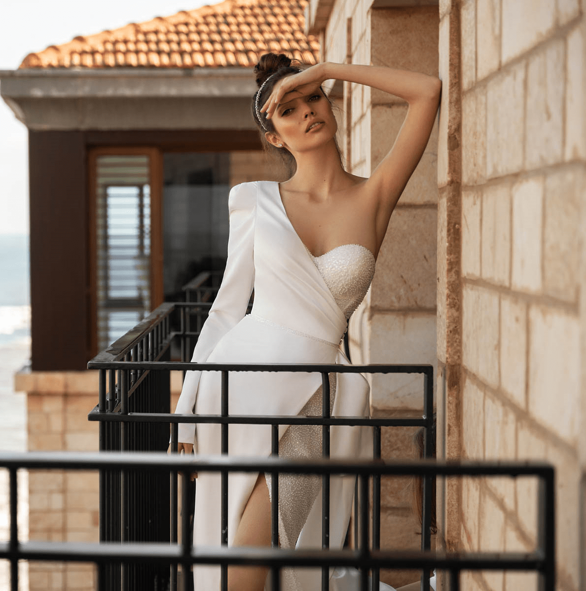 Стильное свадебное платье на одно плечо фото