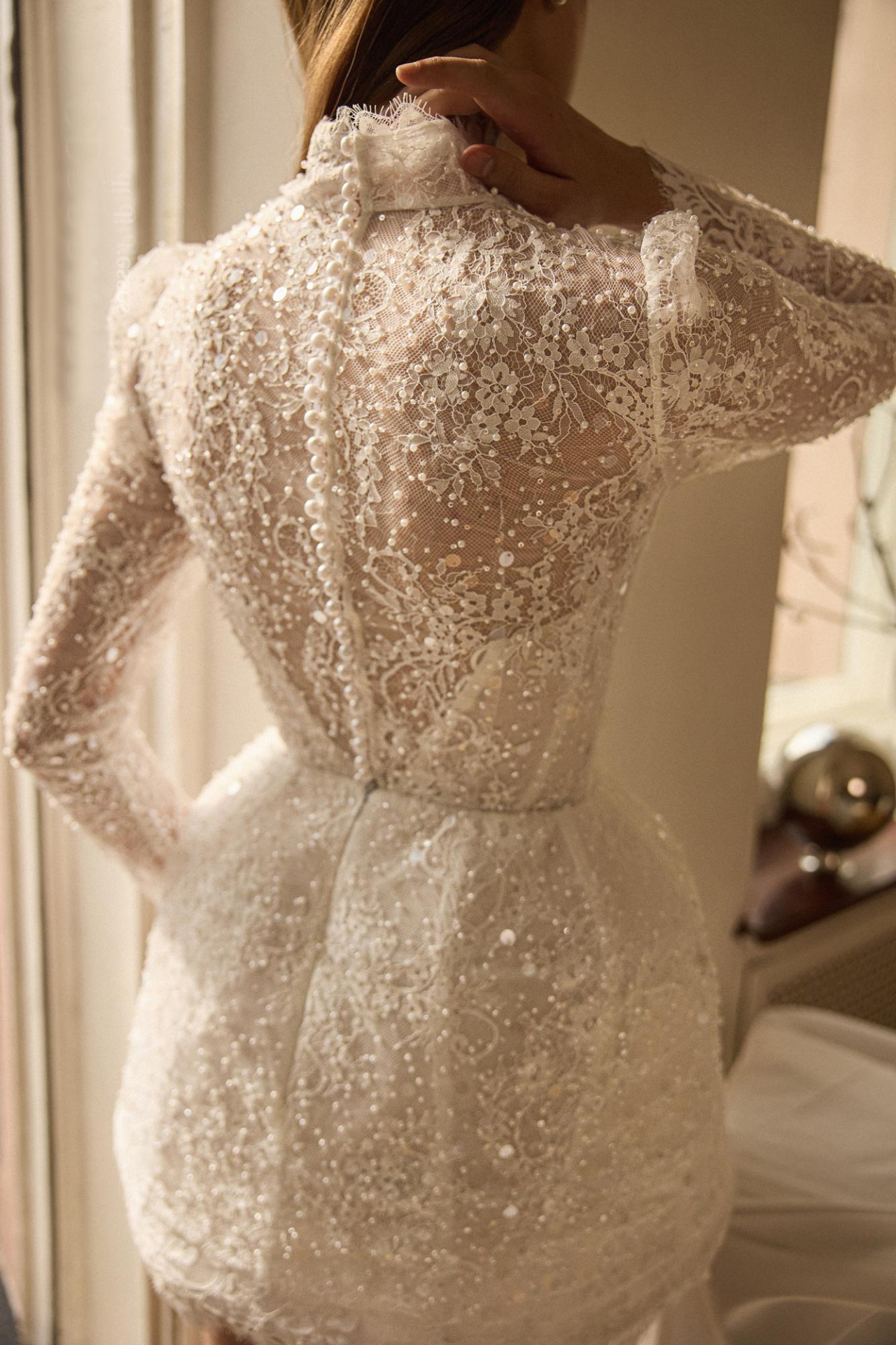 Закрытое свадебное платье мини с юкой-тюльпан фото