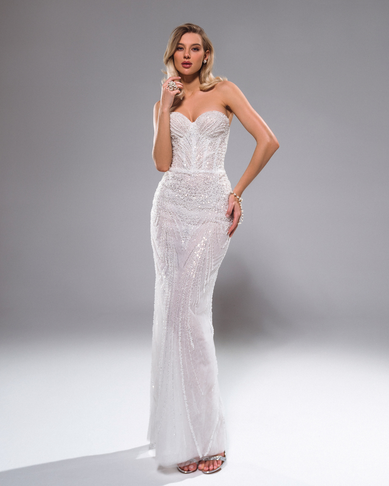 Роскошное прямое свадебное платье фото