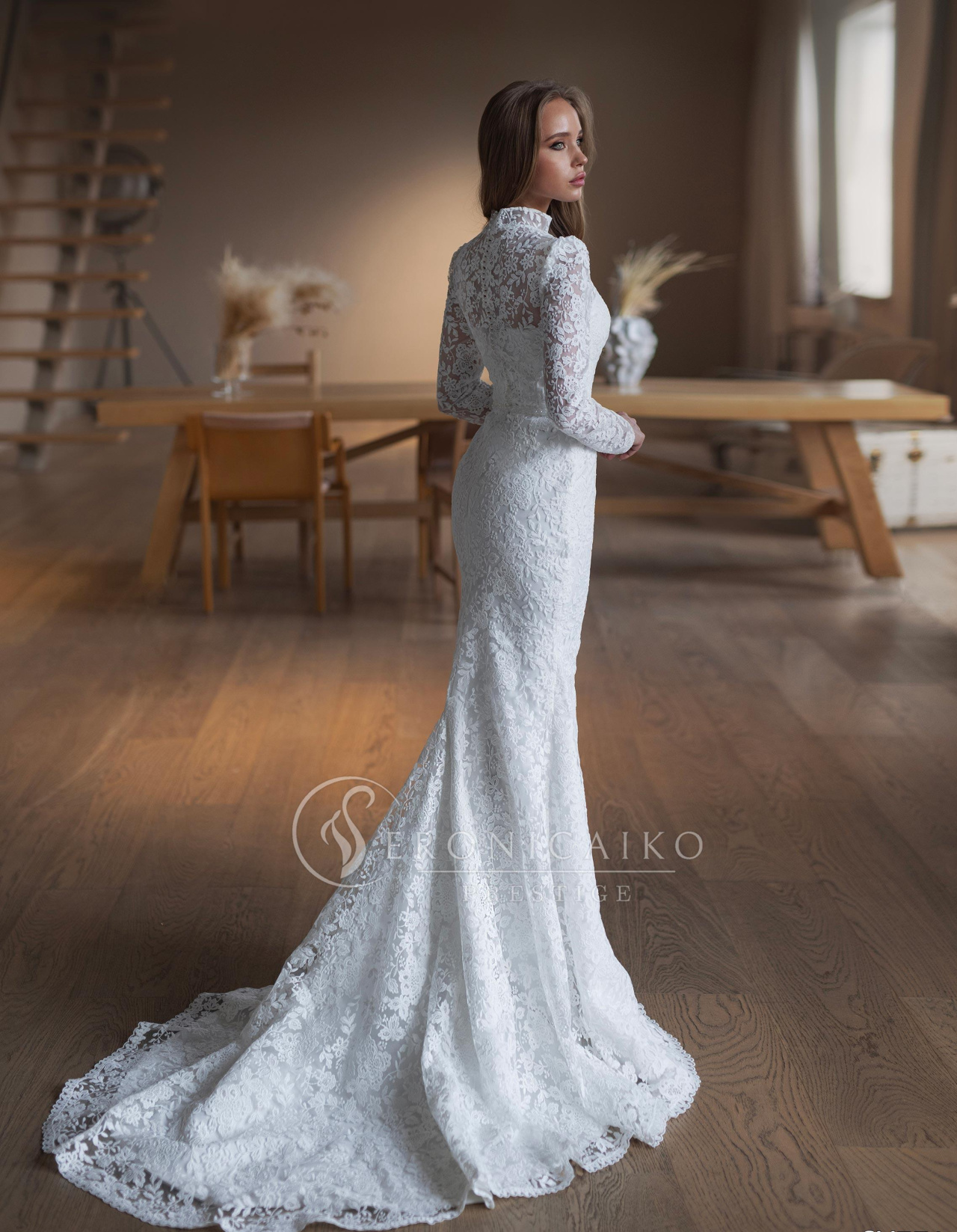 Закрытое кружевное свадебное платье с рукавчиками фото