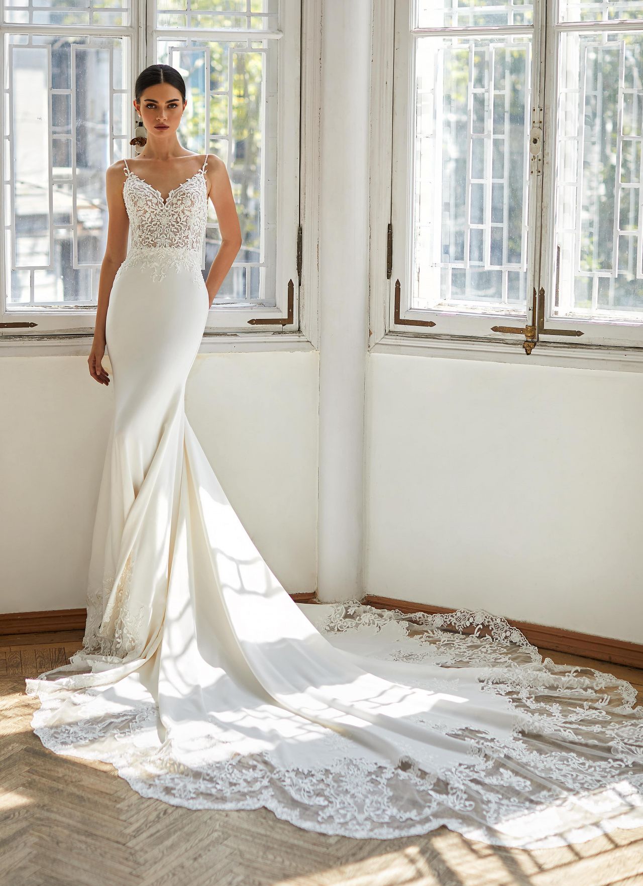 Свадебное платье русалка с длинным кружевным шлейфом фото