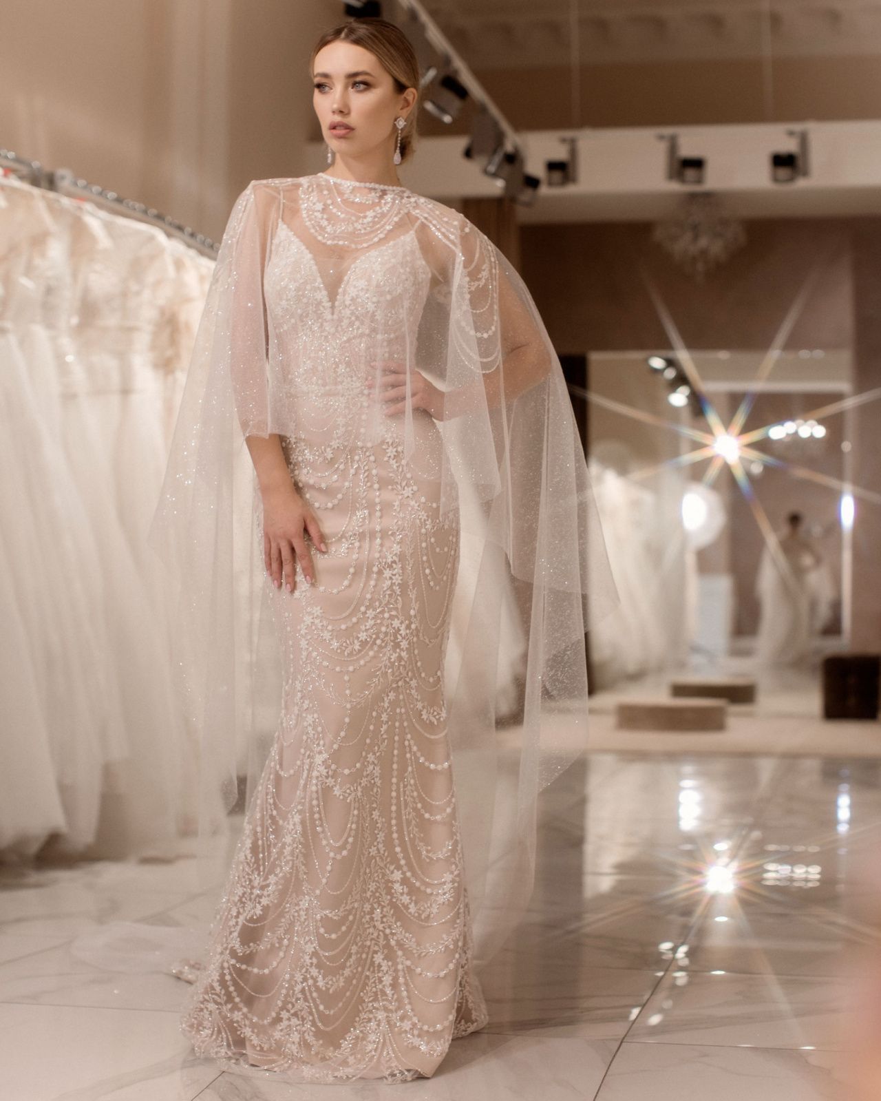 Сияющее свадебное платье рыбка на тонких бретелях фото