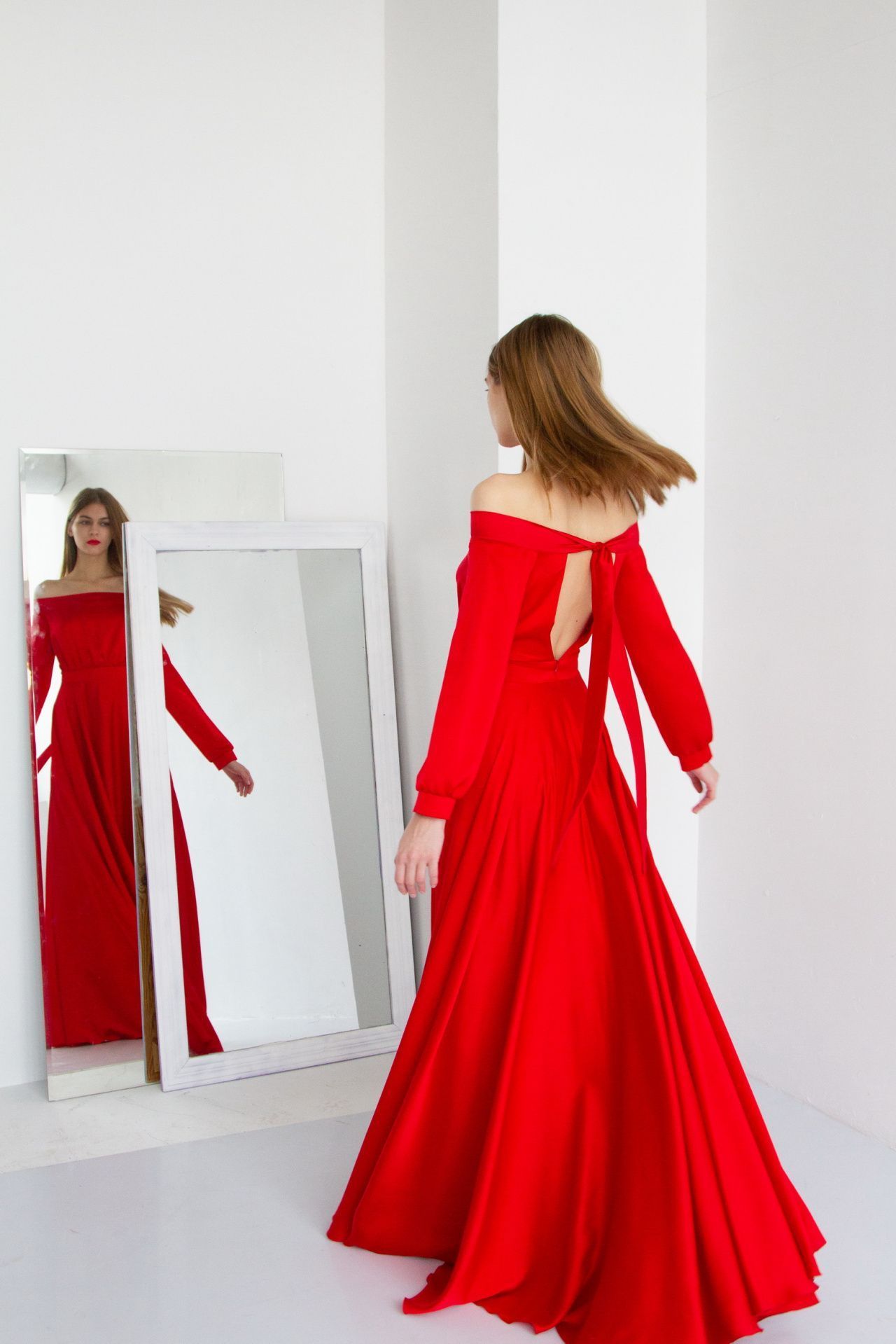Шёлковое красное платье с рукавами фото