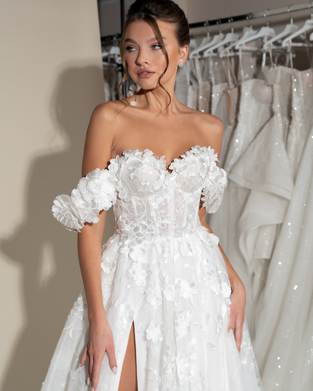 Нежное свадебное платье с разрезом фото