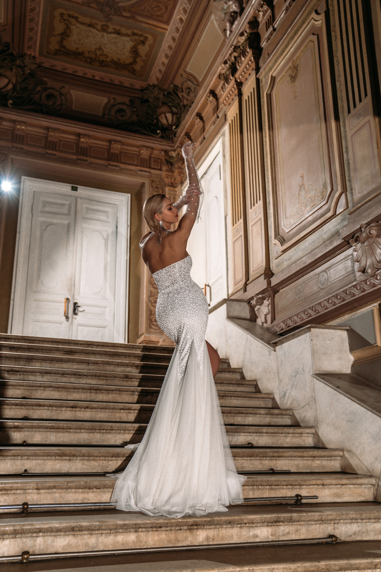 Свадебное платье рыбка в светоотражающем кружеве фото