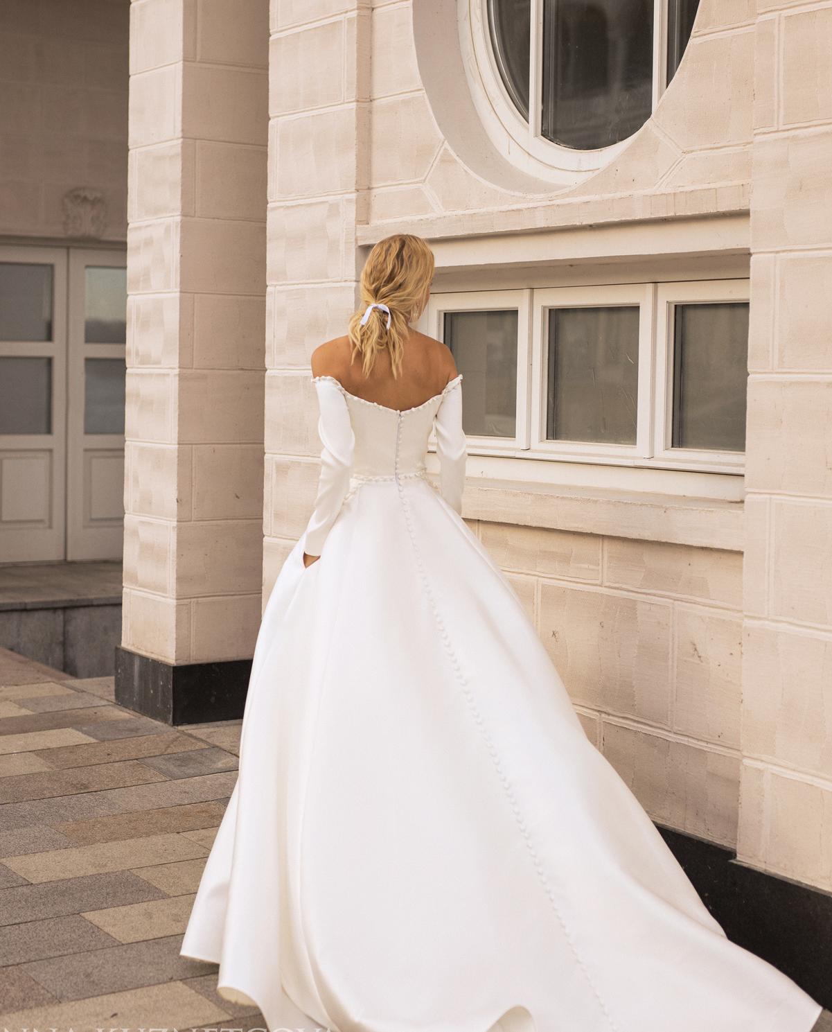 Атласное свадебное платье с рукавами и открытыми плечами фото