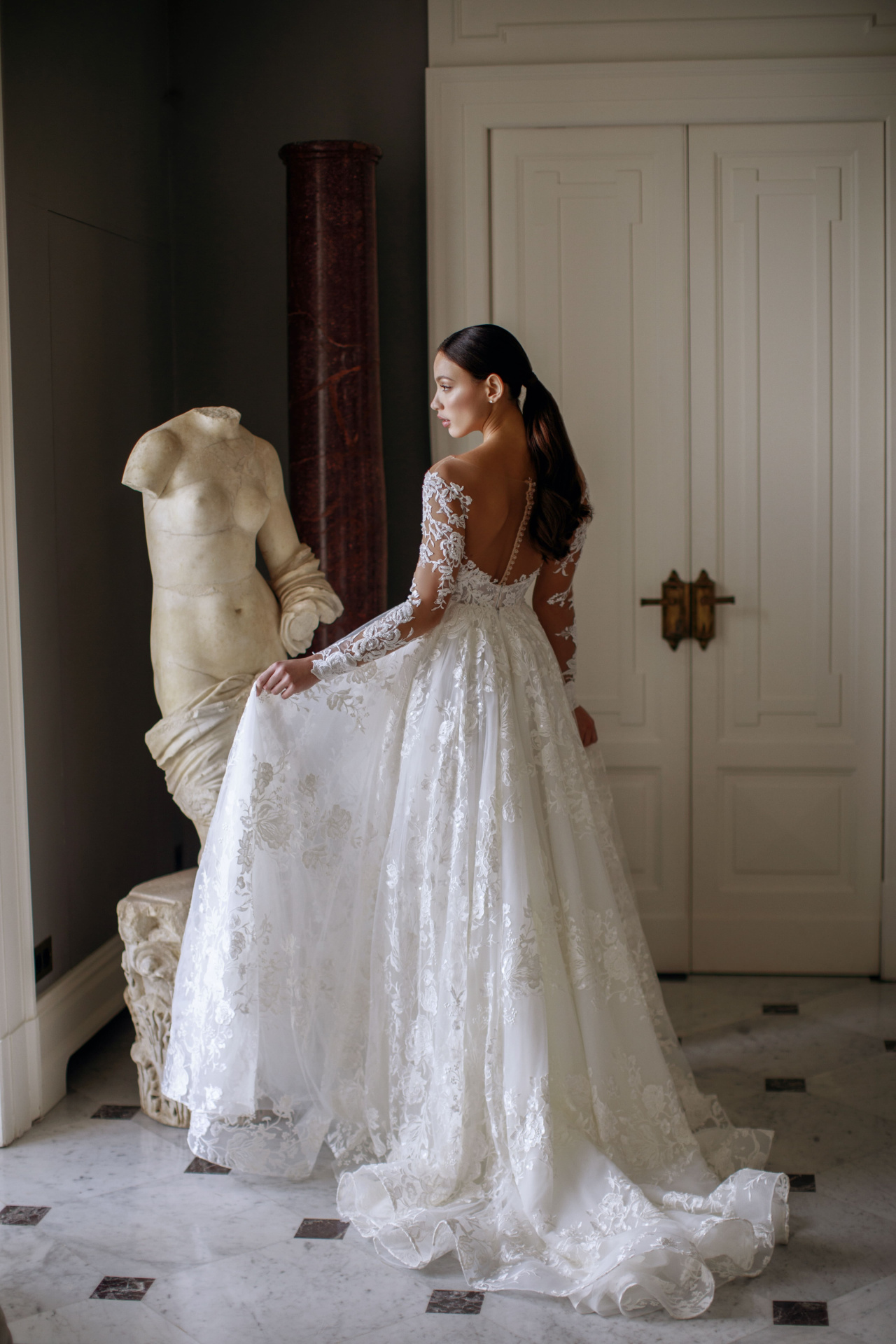 Роскошное кружевное свадебное платье со шлейфом фото