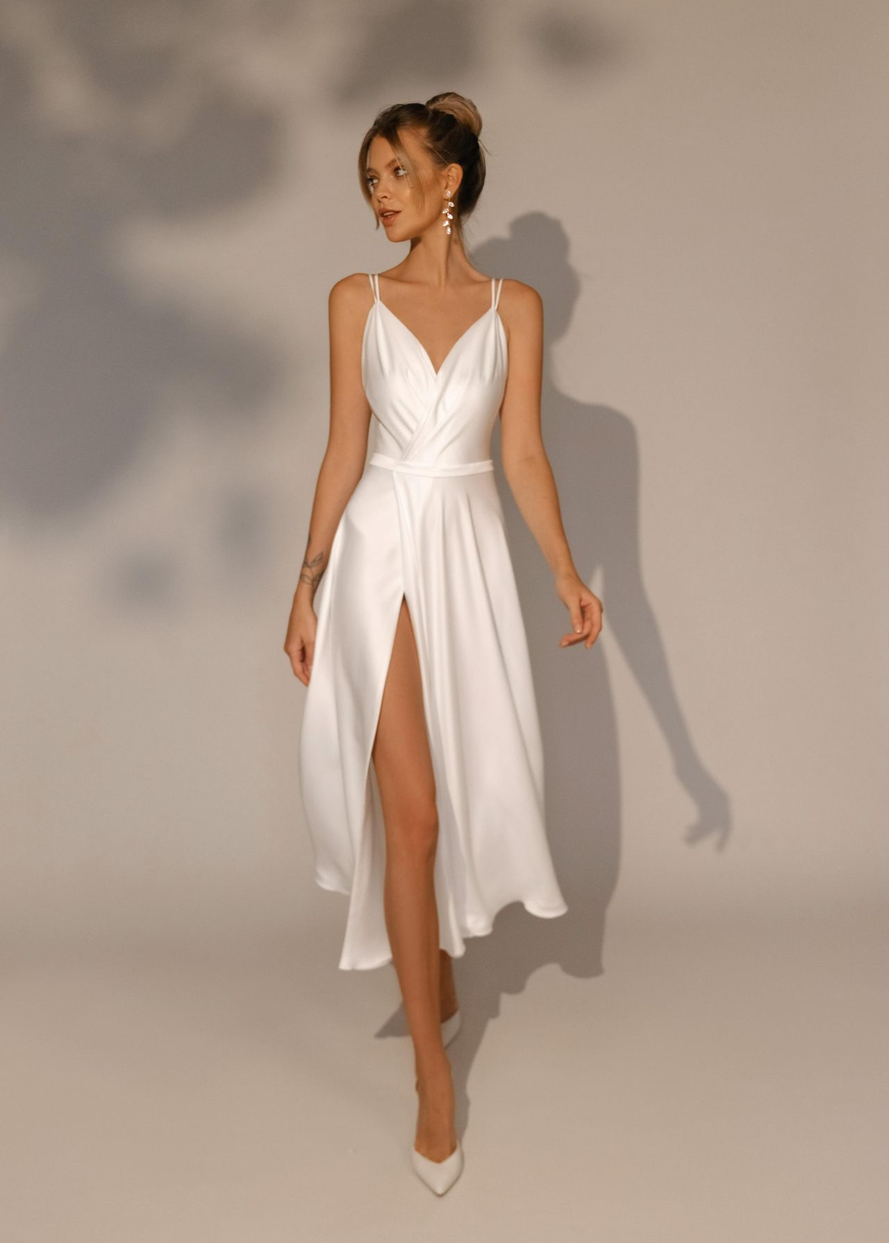 Свадебное платье на тоненьких бретелях фото