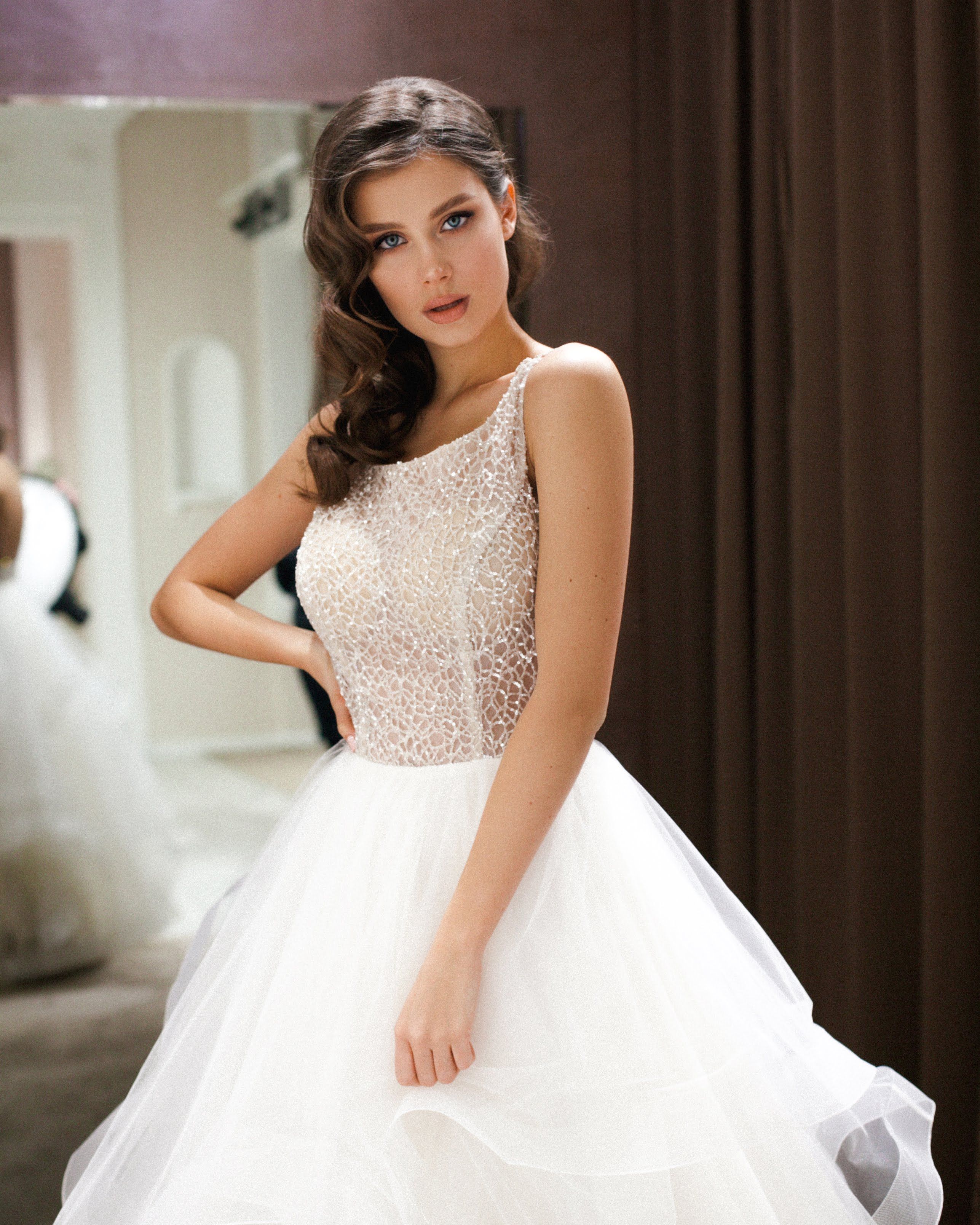 Пышное свадебное платье с воланами и открытыми плечами фото