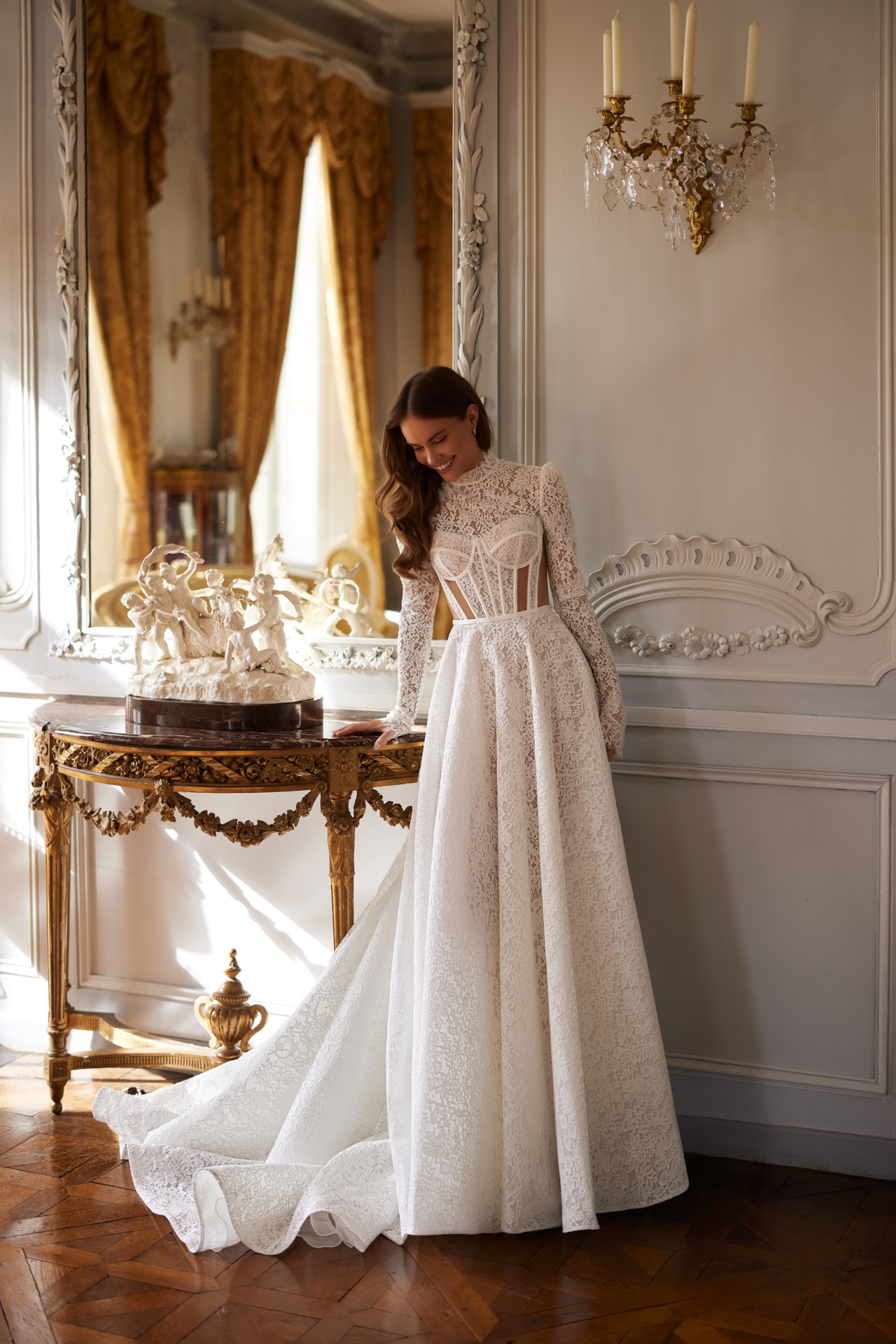Закрытое кружевное свадебное платье с прозрасными вставками на корсете фото