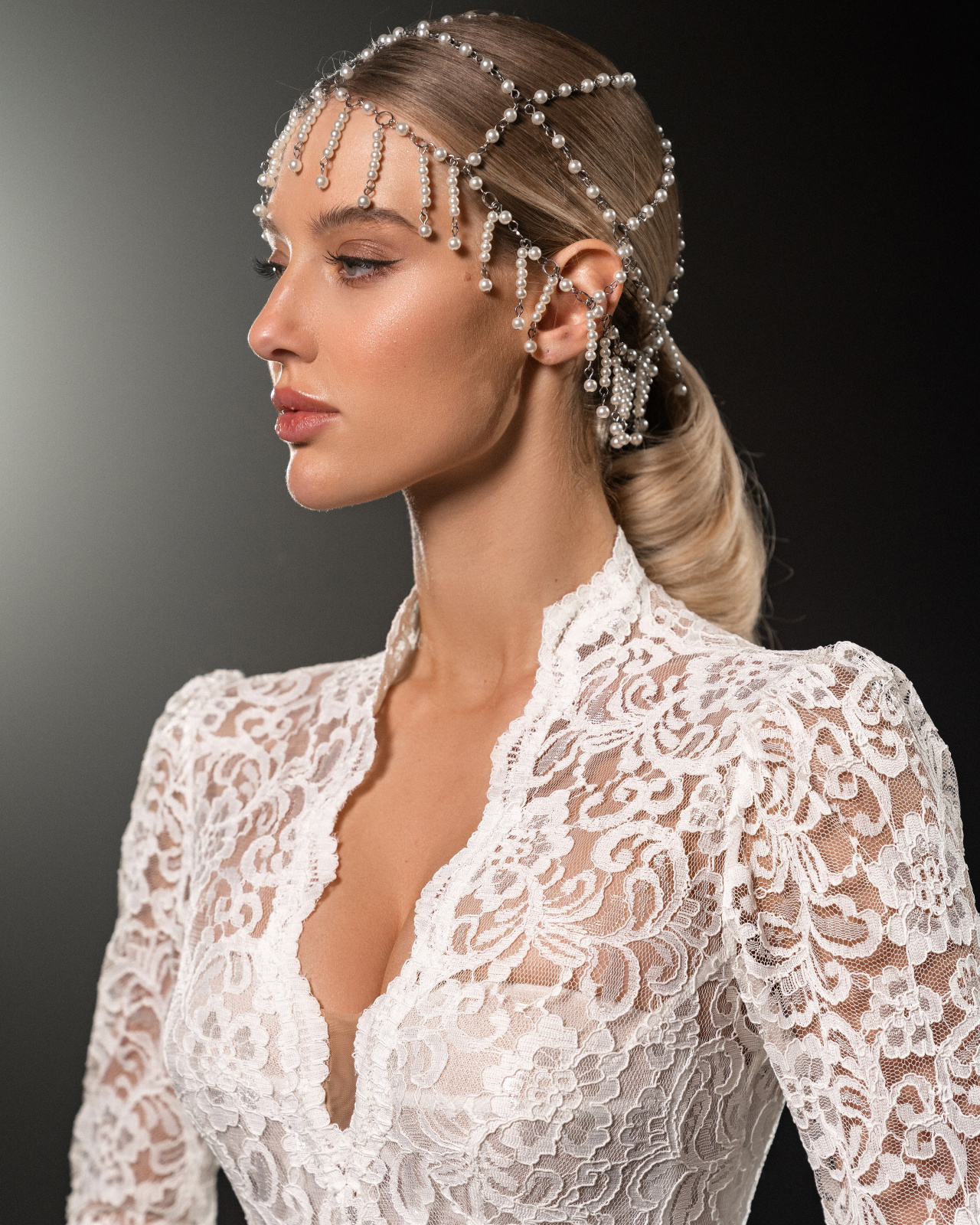 Белое закрытое кружевное платье фото