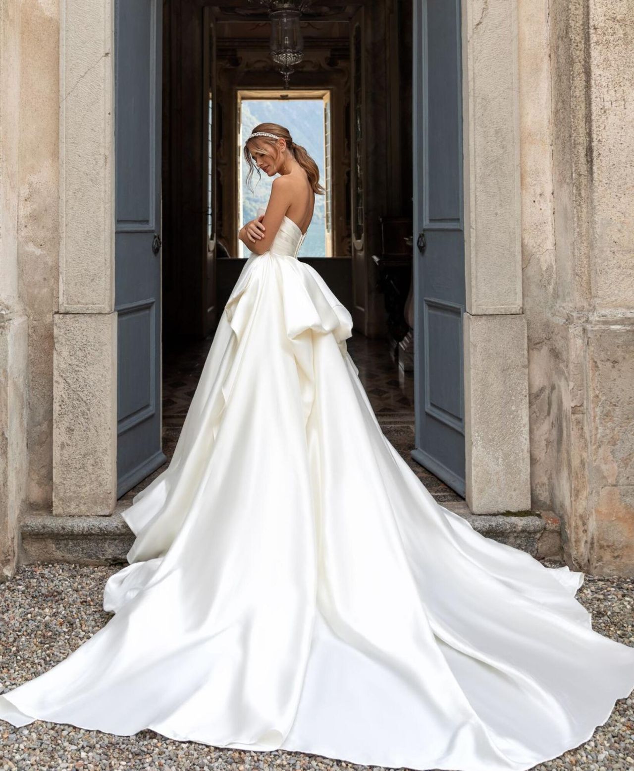 Королевское атласное свадебное платье фото