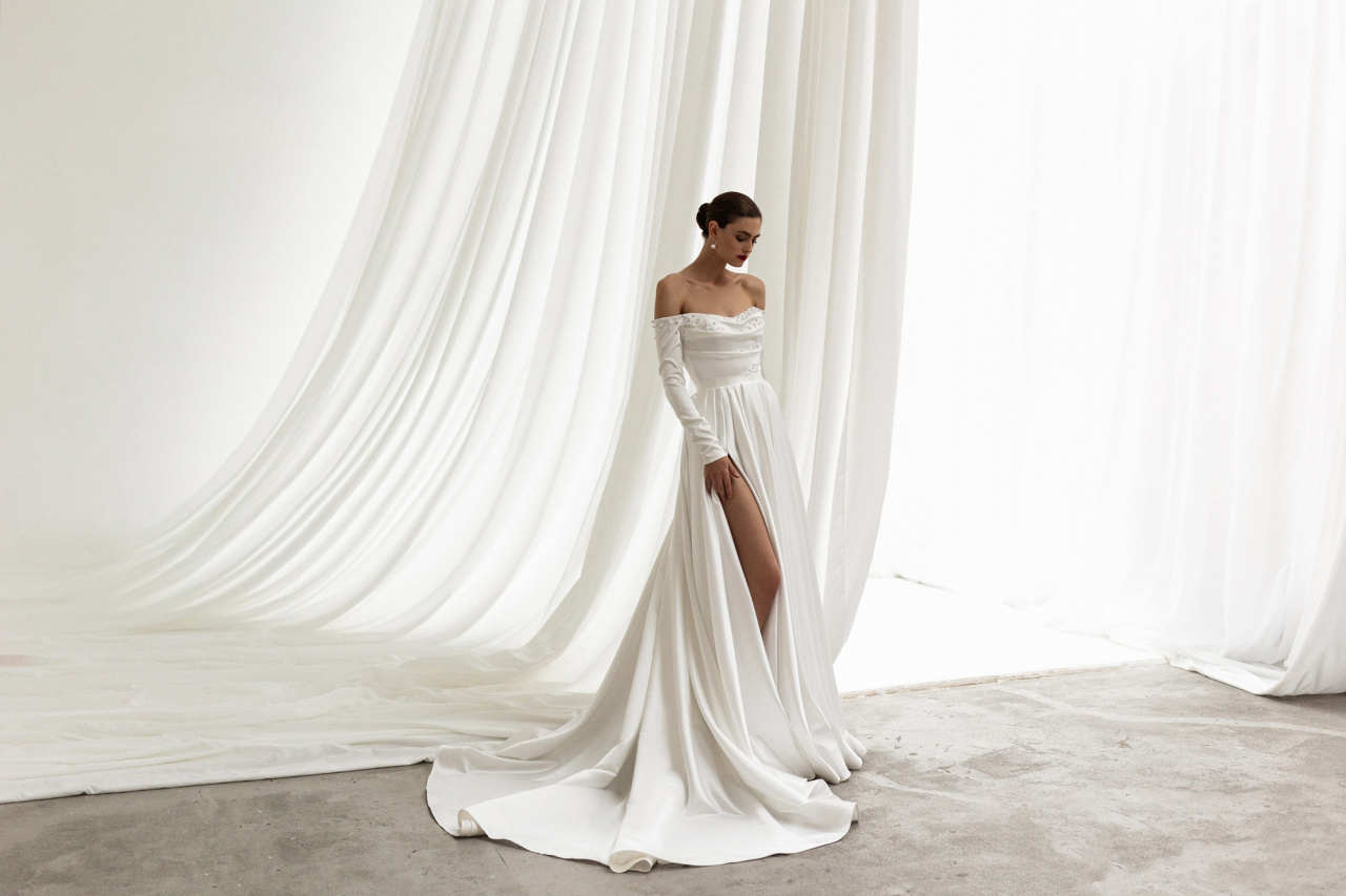 Роскошное атласное свадебное платье с длинным рукавом фото