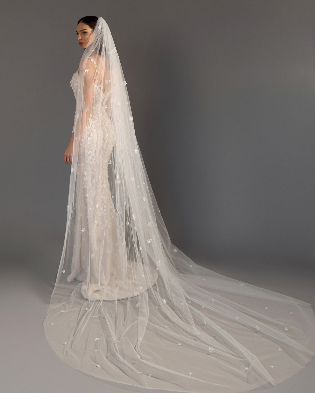 Свадебная фата с россыпью цветов фото