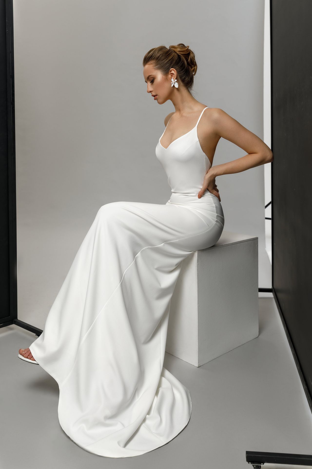 Минималистичное свадебное платье на бретелях фото