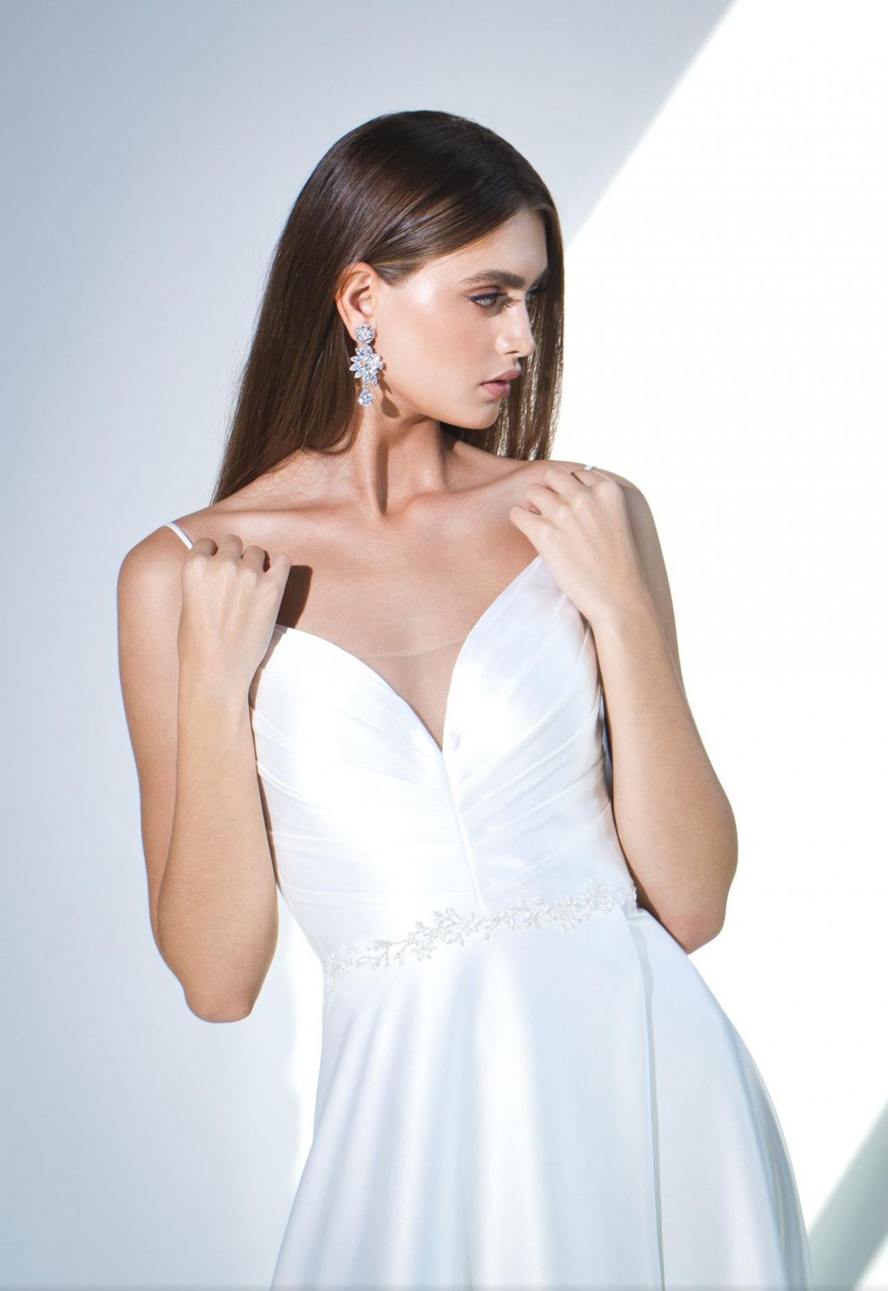 Атласное свадебное платье с разрезом от бедра фото