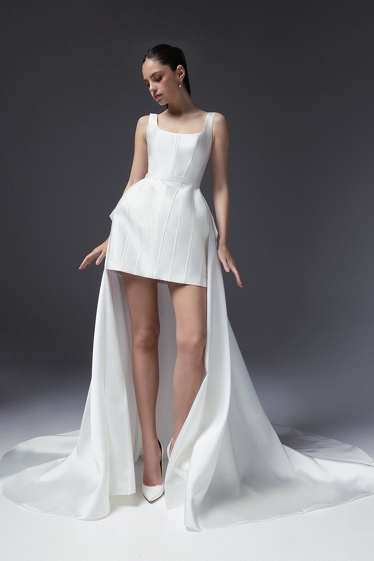 Короткое свадебное платье со съемной юбкой фото