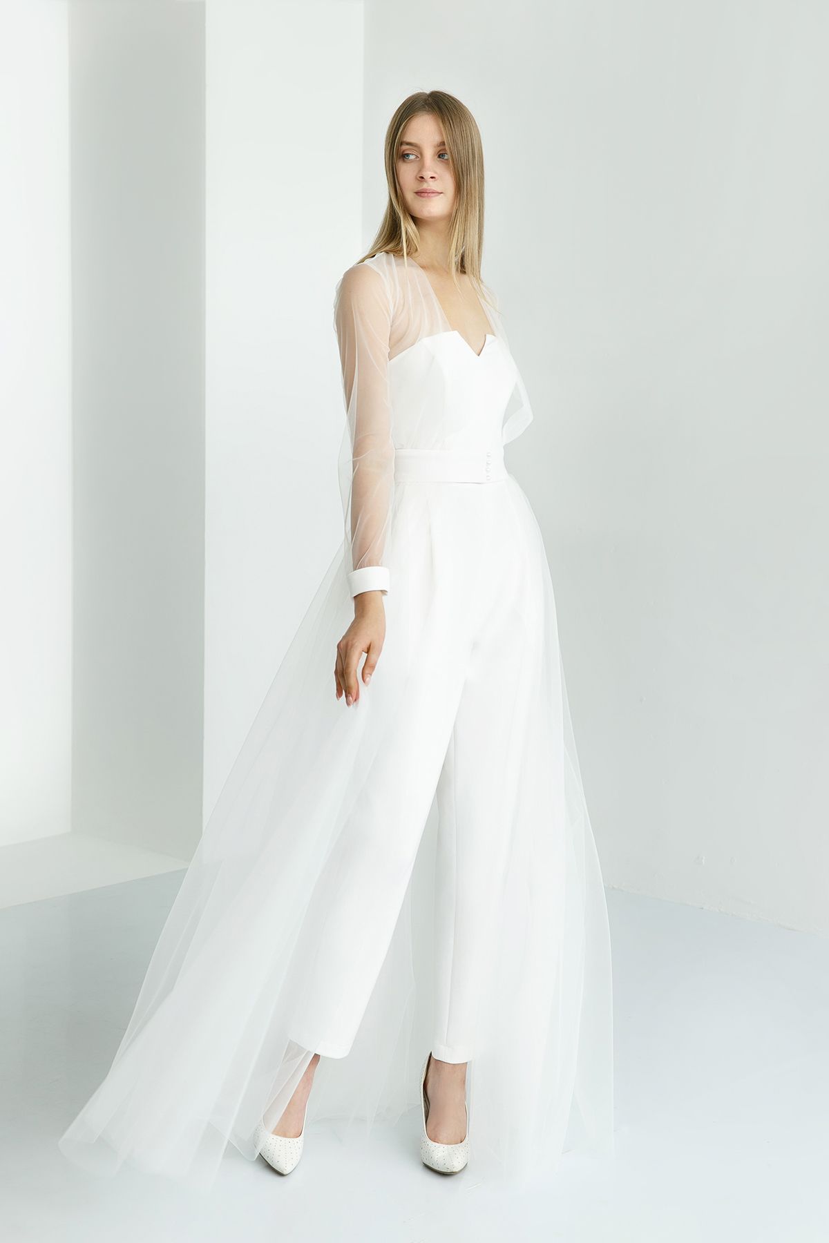 Белый брючный комбинезон с накидкой фото