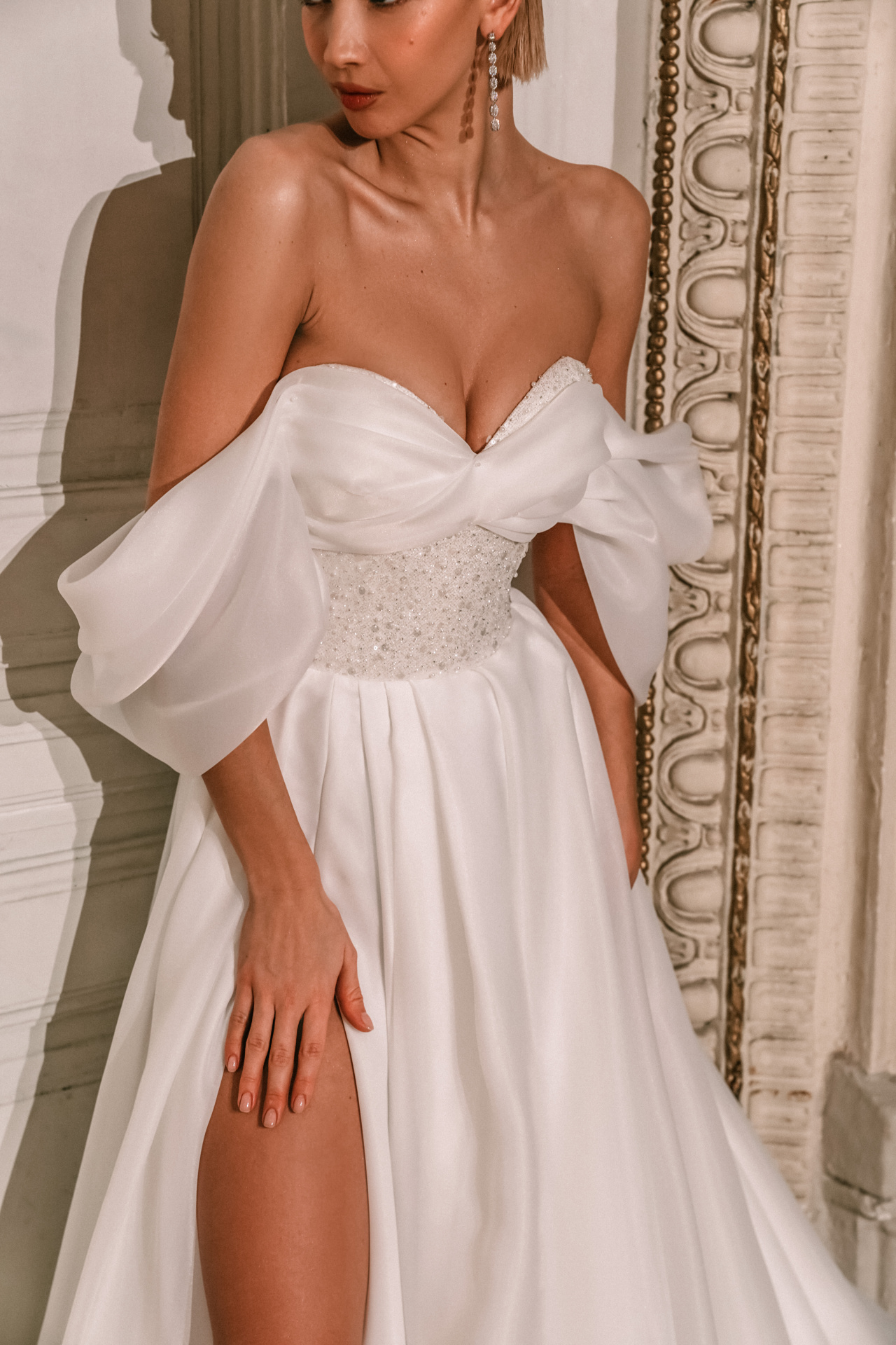 Нежное свадебное платье со спущенными бретелями фото