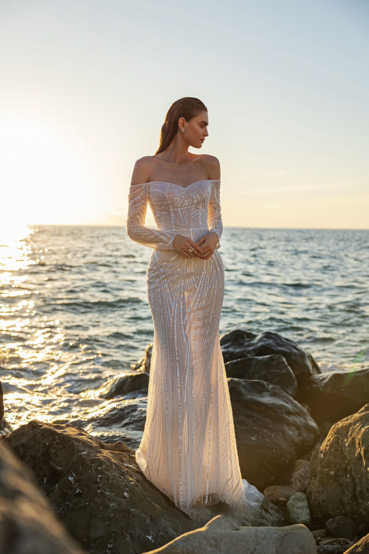 Свадебное платье русалка с рукавами и открытыми плечами фото