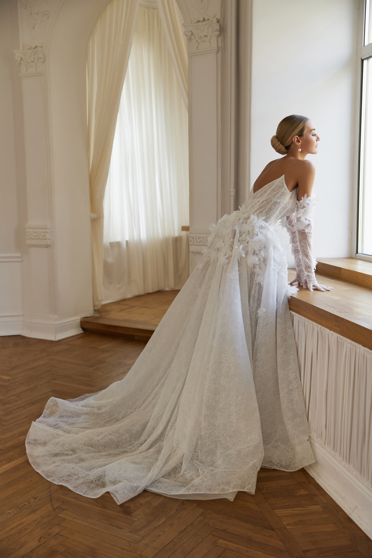 Эффектное свадебное платье с объемными цветками фото