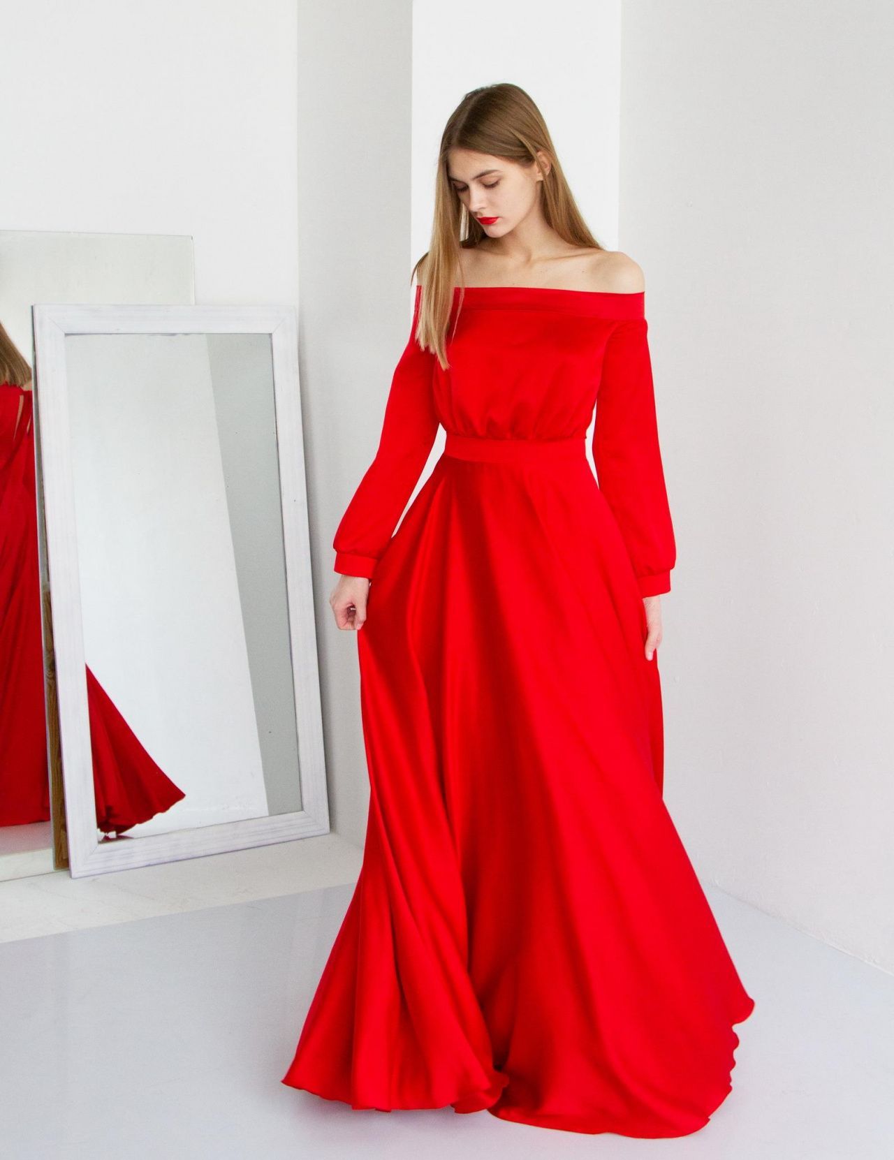 Шёлковое красное платье с рукавами фото