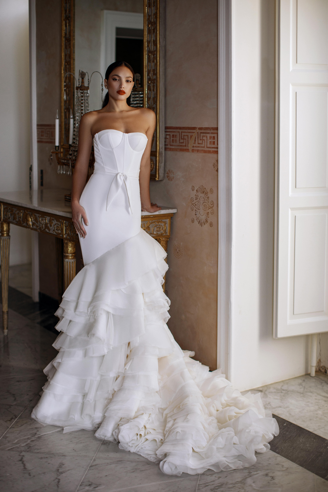 Роскошное свадебное платье с многоярусной юбкой фото