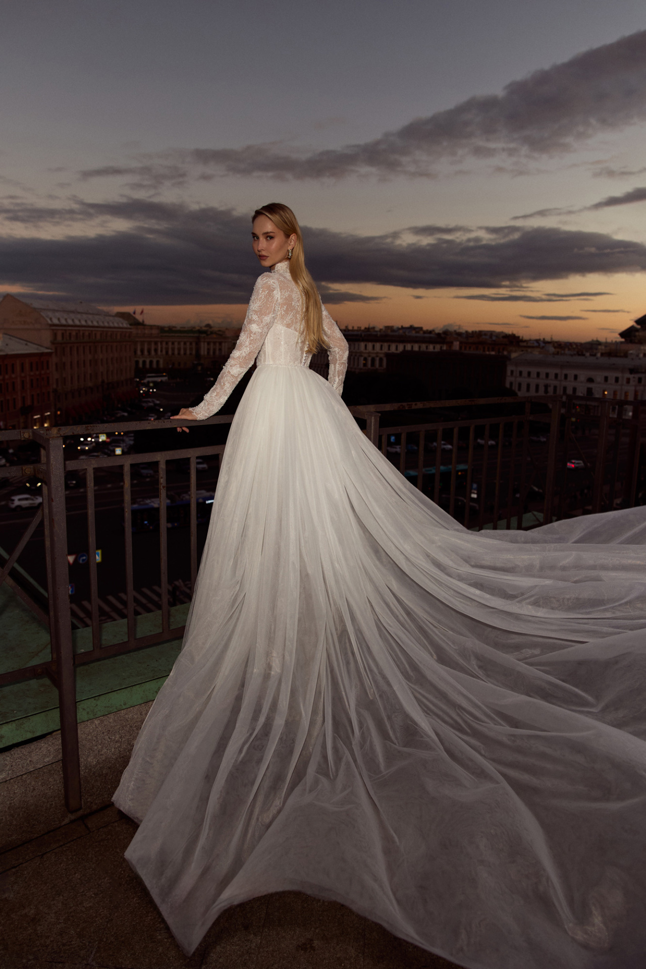 Кружевное свадебное платье русалка со шлейфом фото