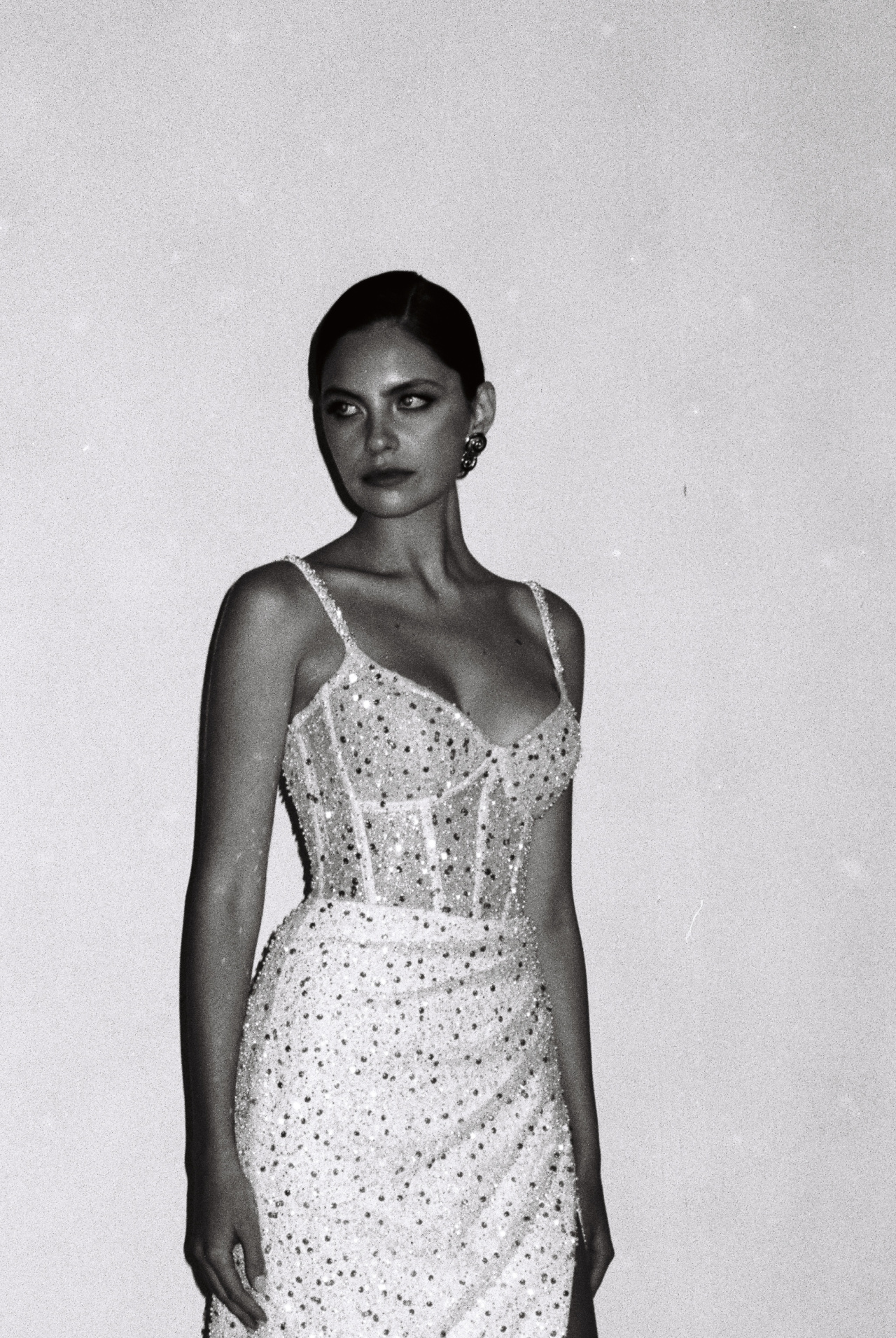 Сверкающее свадебное платье с корсетом и разрезом фото