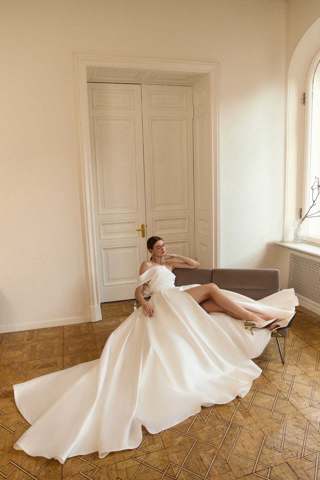 Пышное свадебное платье с ассиметричным верхом фото