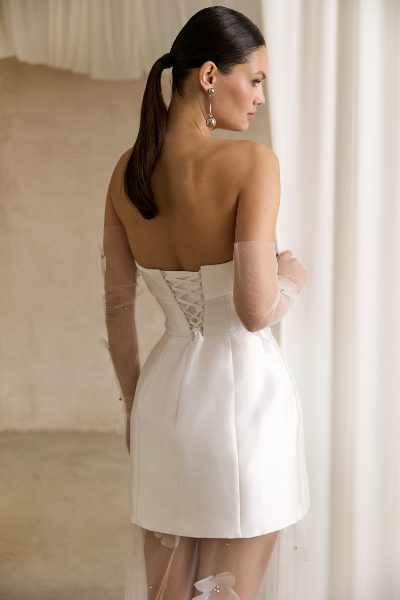 Стильное свадебное платье из микадо с прозрачной юбкой фото