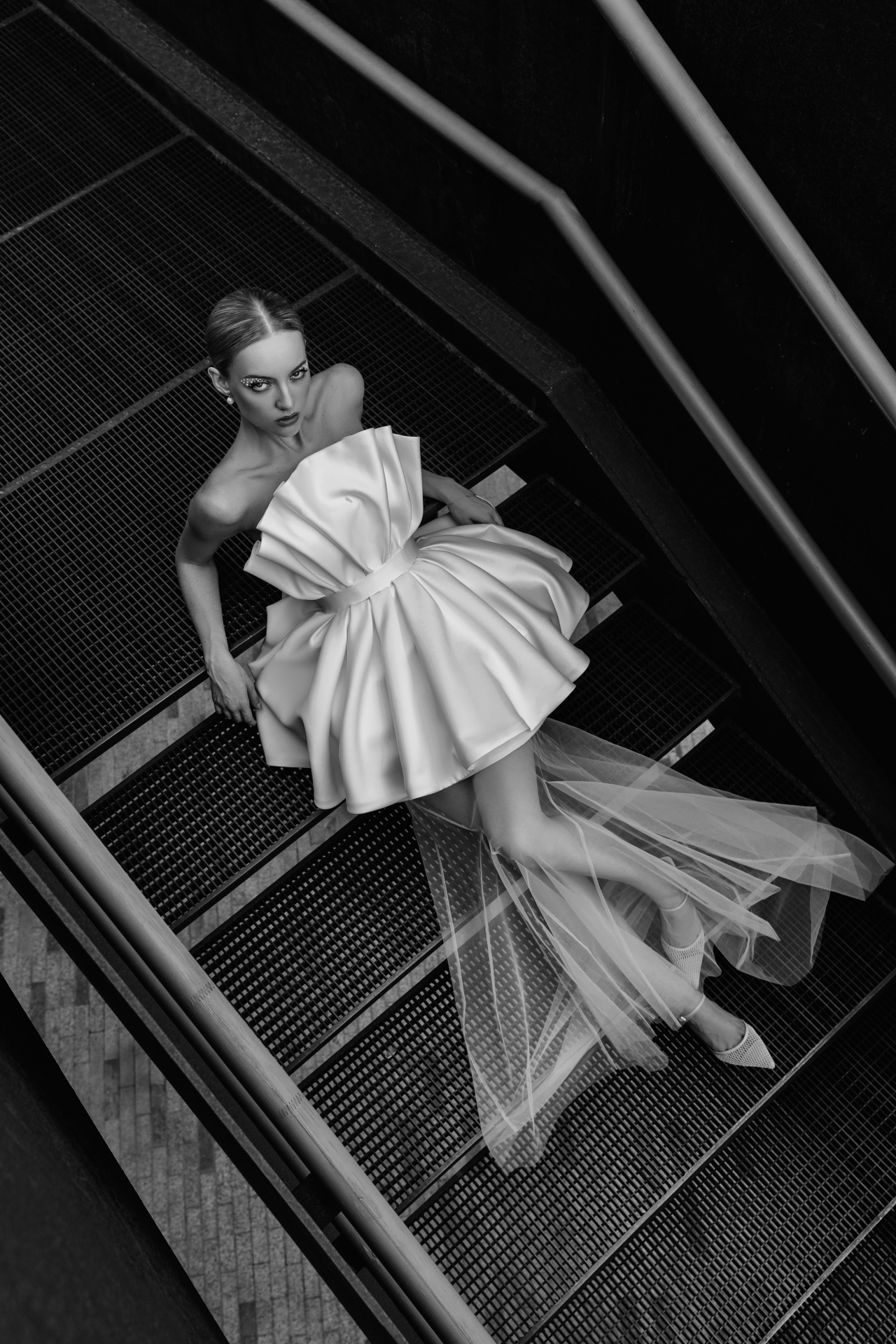 Свадебное платье мини с вертикальной драпировкой в форме «ракушки фото