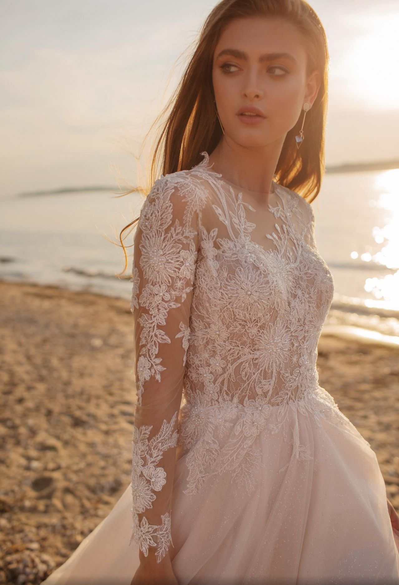 Легкое свадебное платье с прозрачными  рукавами фото