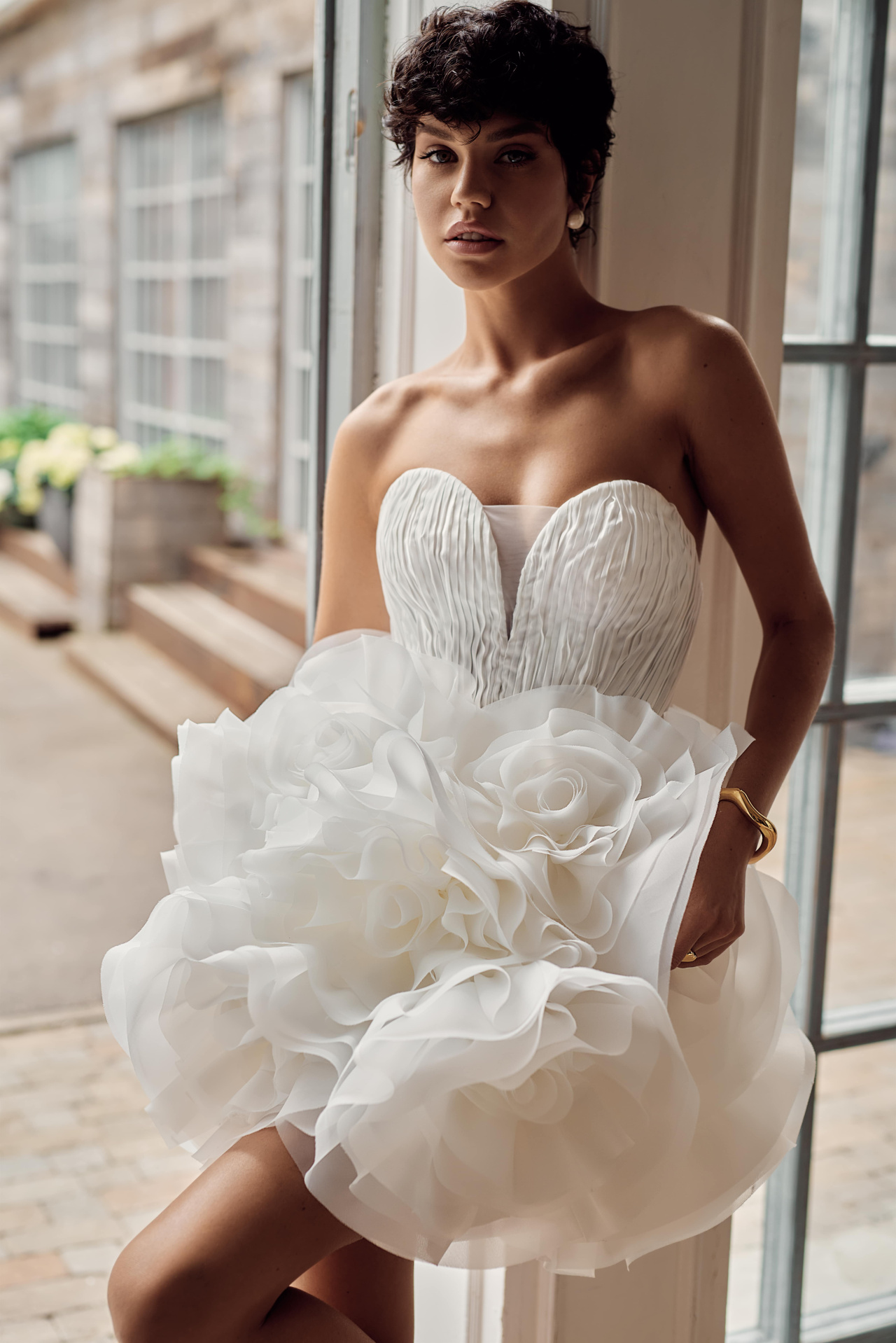 Свадебное платье мини с пышной юбкой из цветов фото