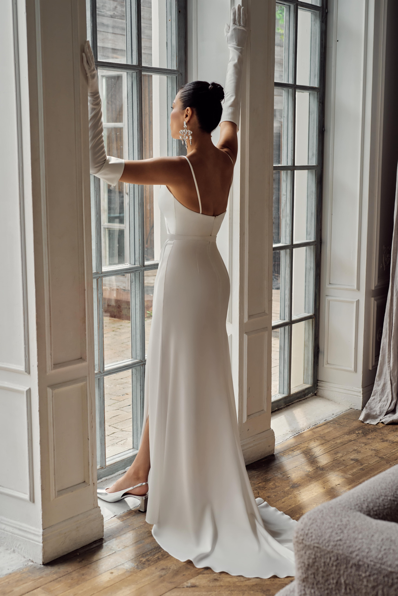 Нежное свадебное платье на тонких лямочках фото