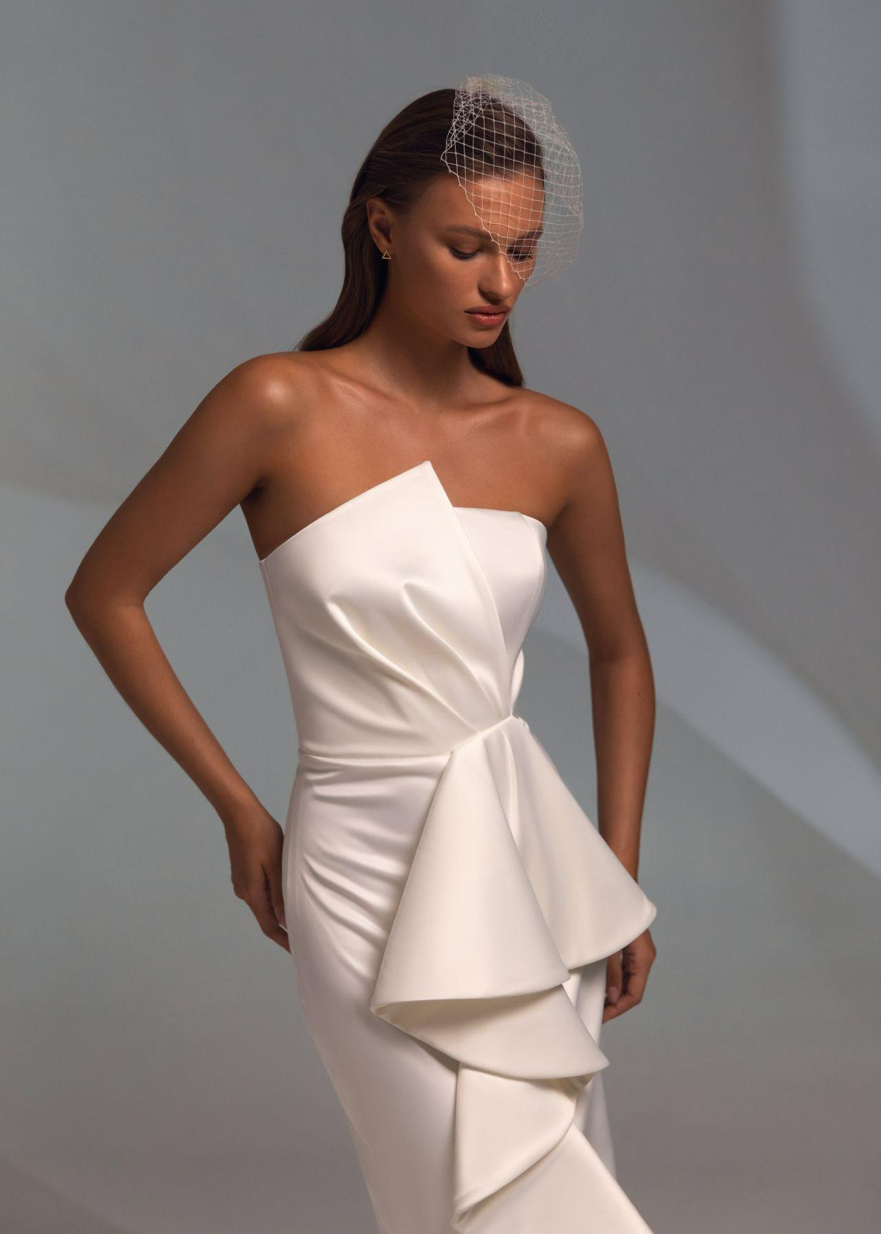 Ассиметричное свадебное платье миди фото