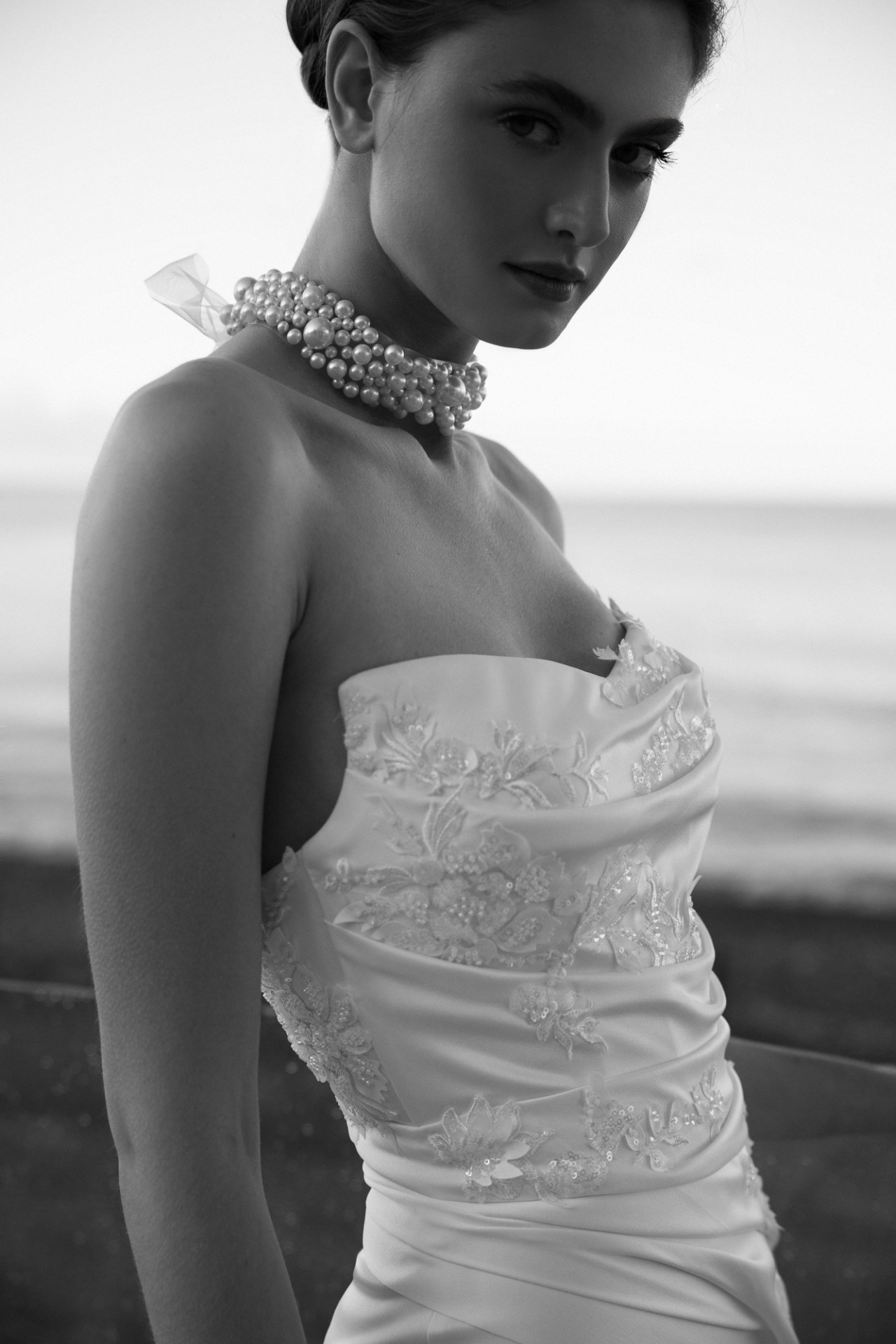 Атласное свадебное платье с кружевным декором фото