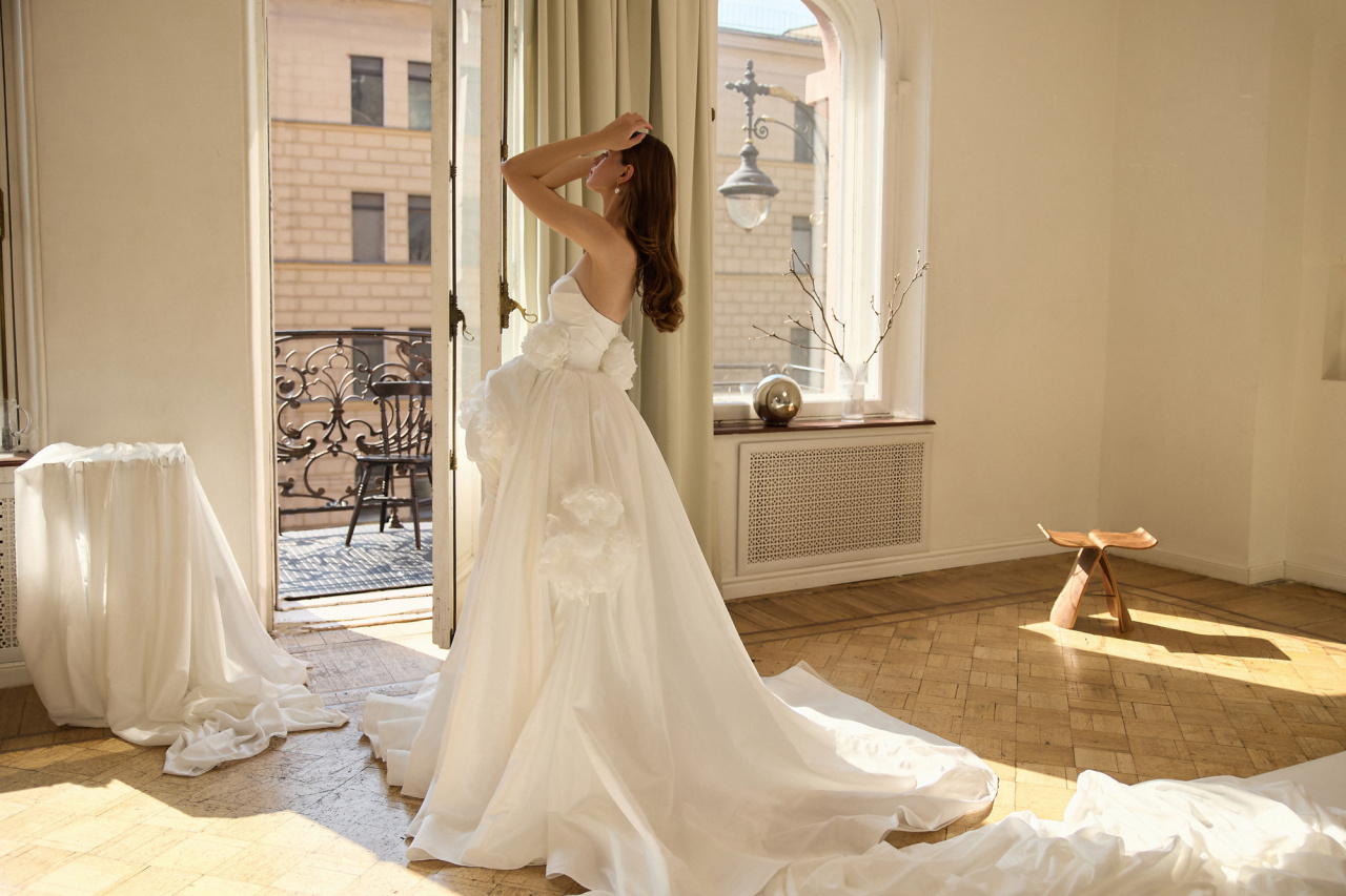 Нежное ассиметричное свадебное платье с цветами фото