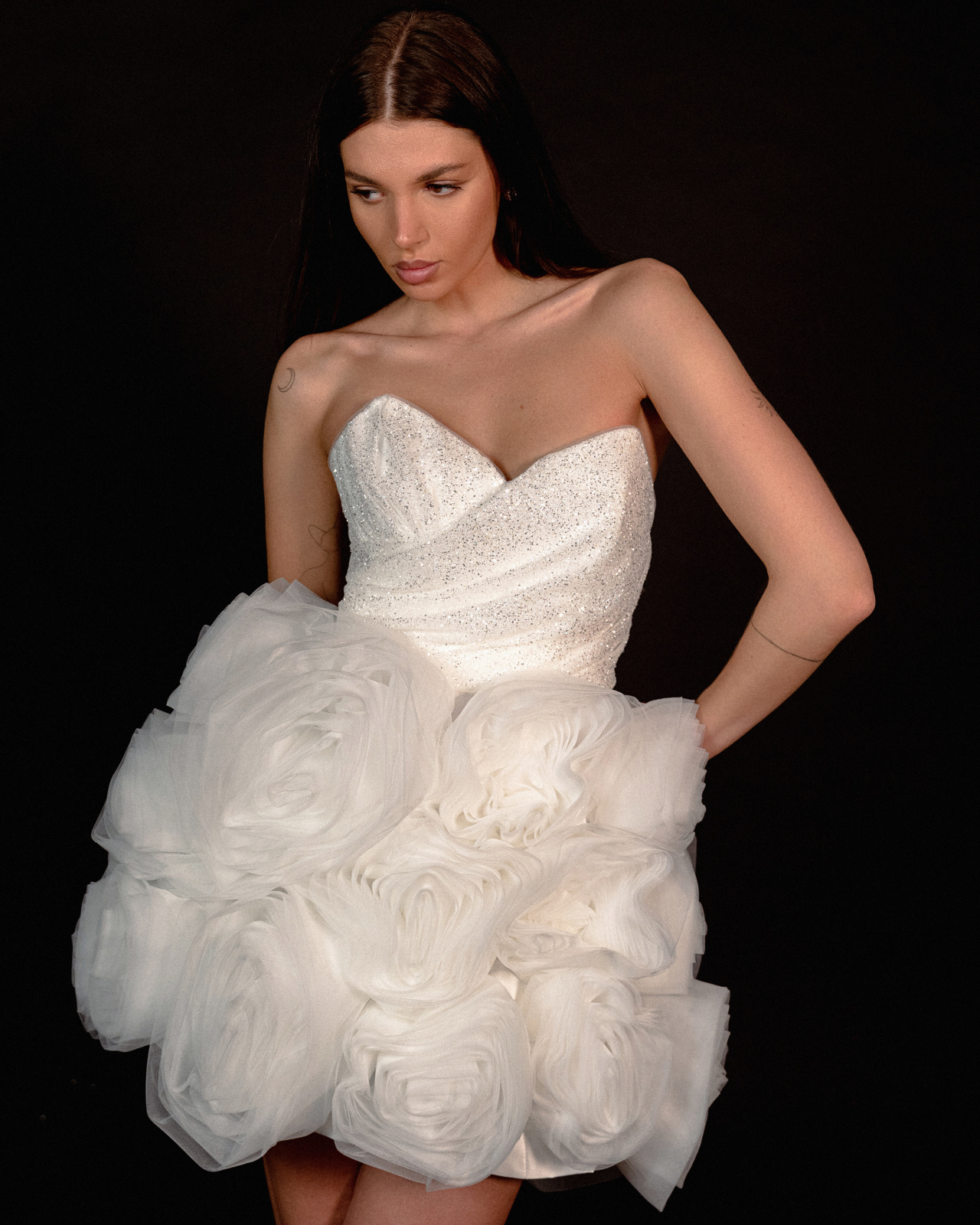 Свадебное платье с пышной короткой юбкой из роз фото