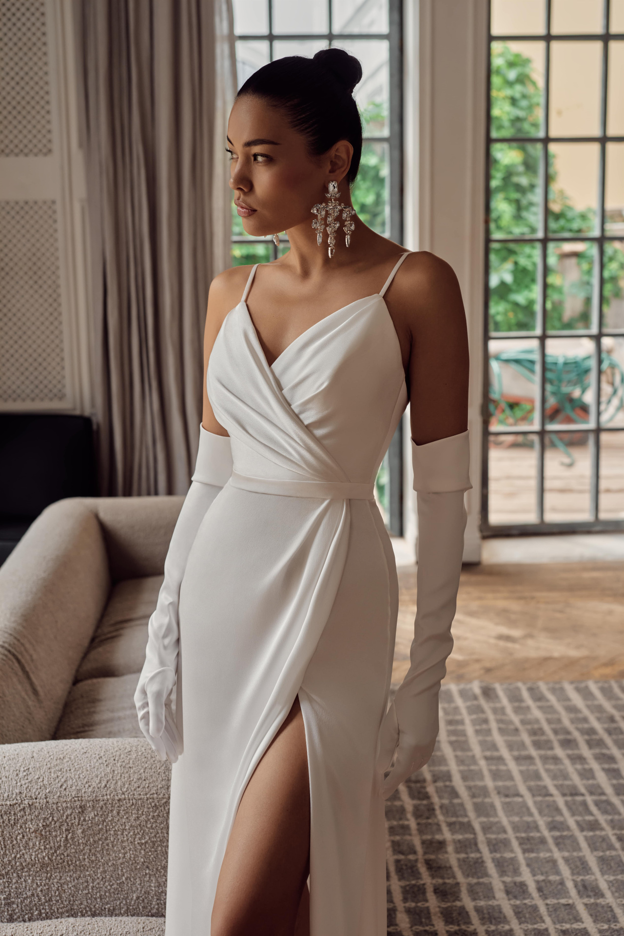 Нежное свадебное платье на тонких лямочках фото