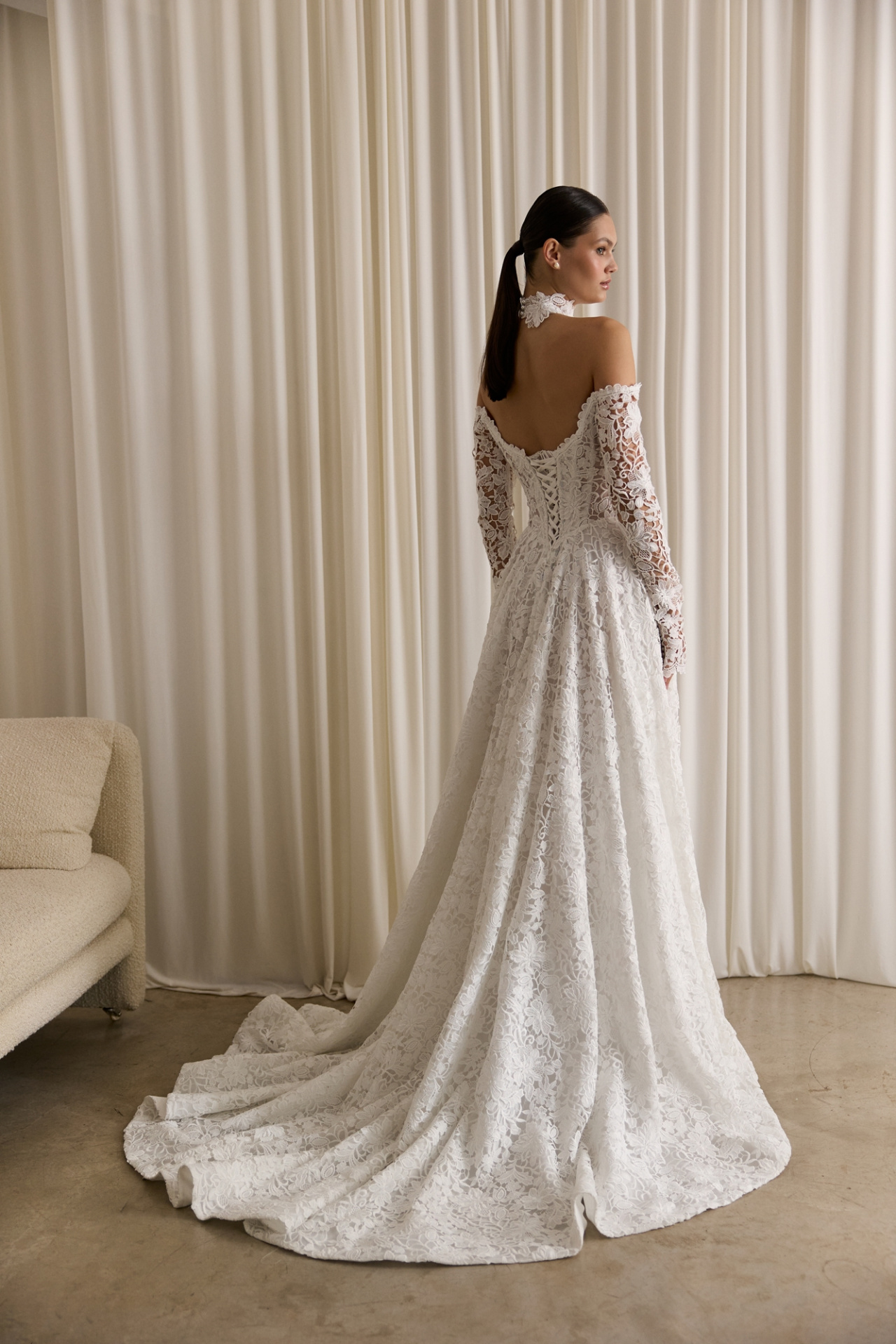 Роскошное кружевное свадебное платье с рукавами и открытыми плечами фото