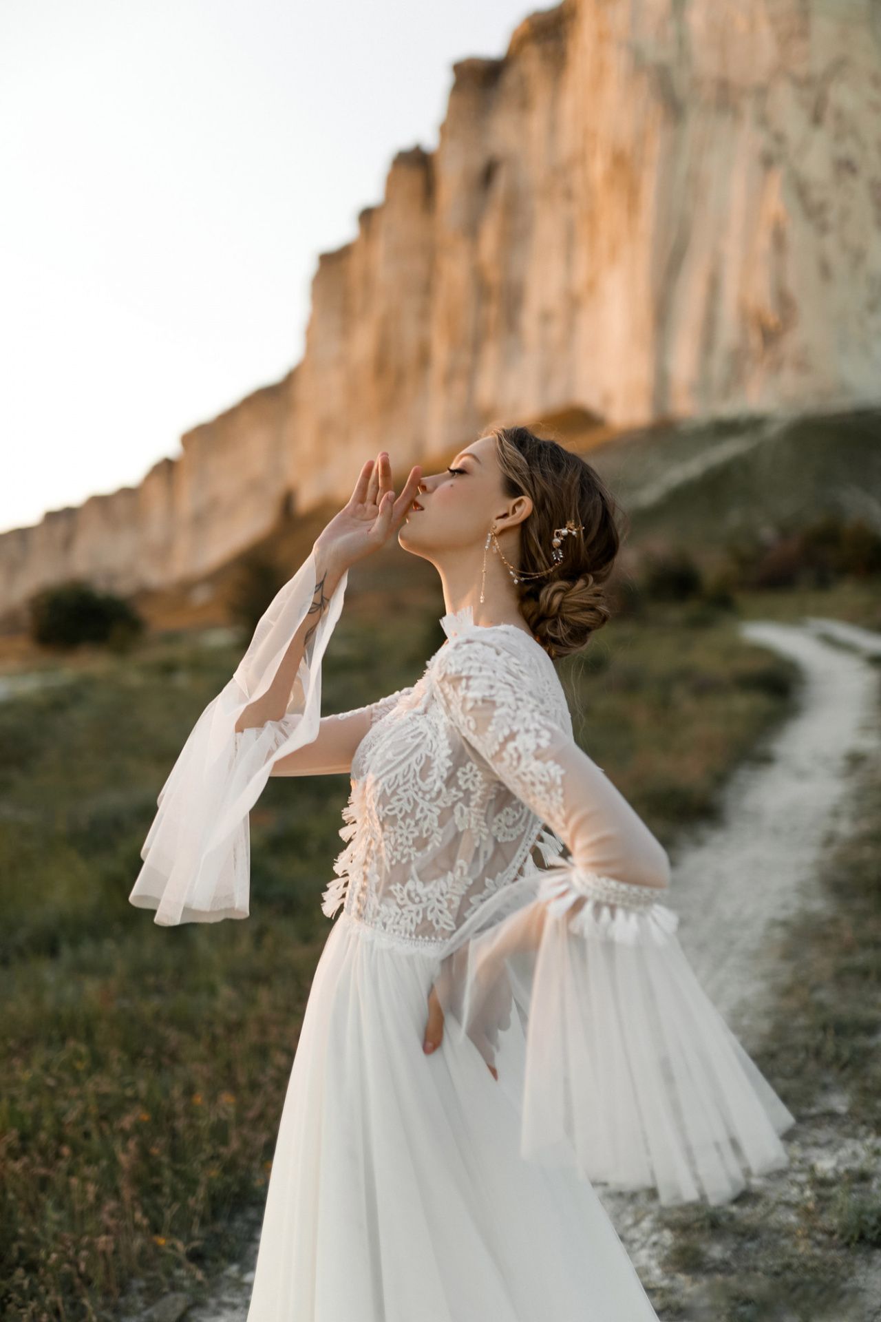 Свадебное платье бохо с расклешенными рукавами фото