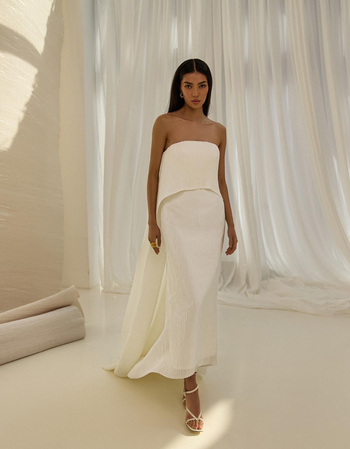 Свадебное платье миди из ткани плиссе фото