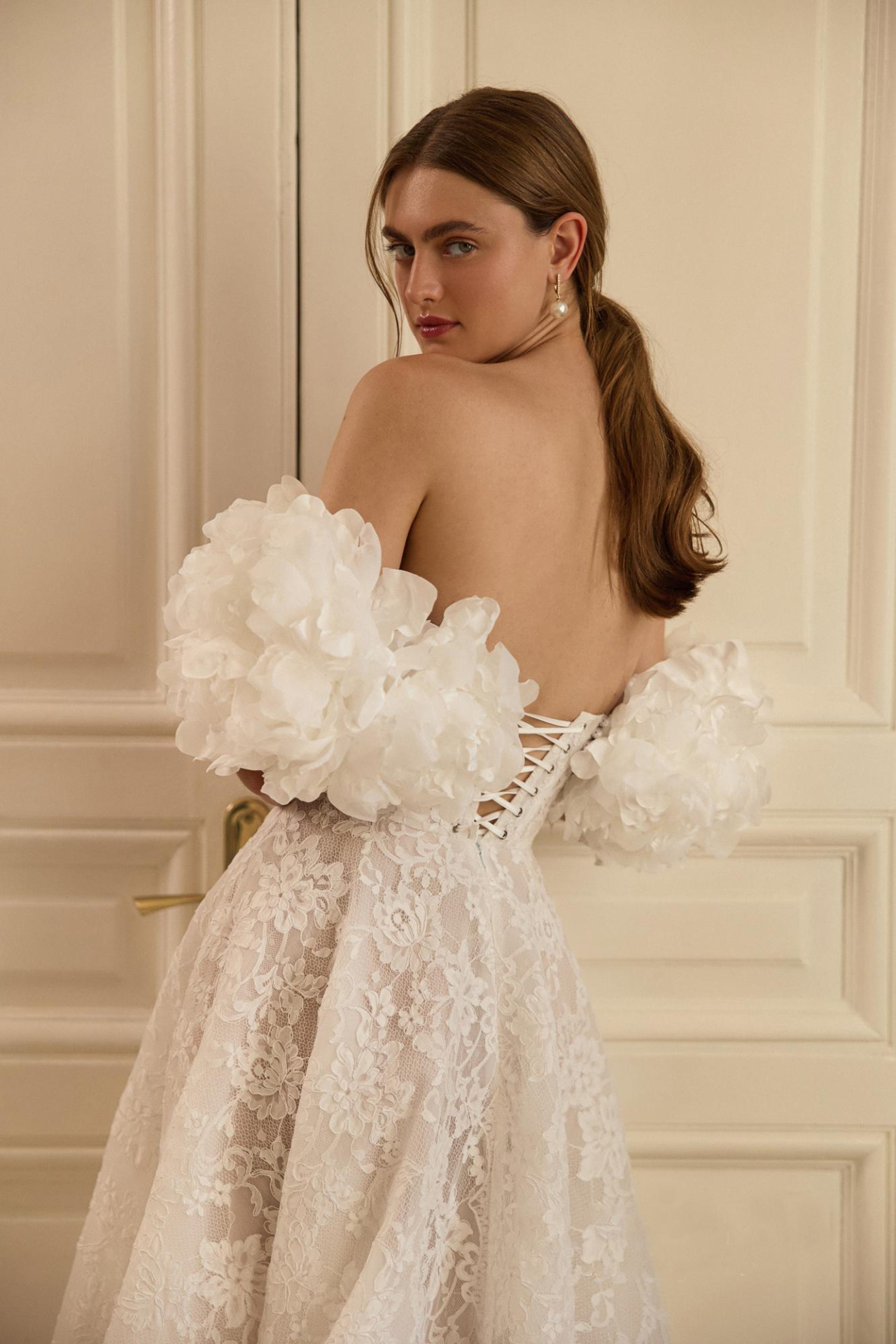 Свадебное платье из кордового кружева с цветочными бретелями фото