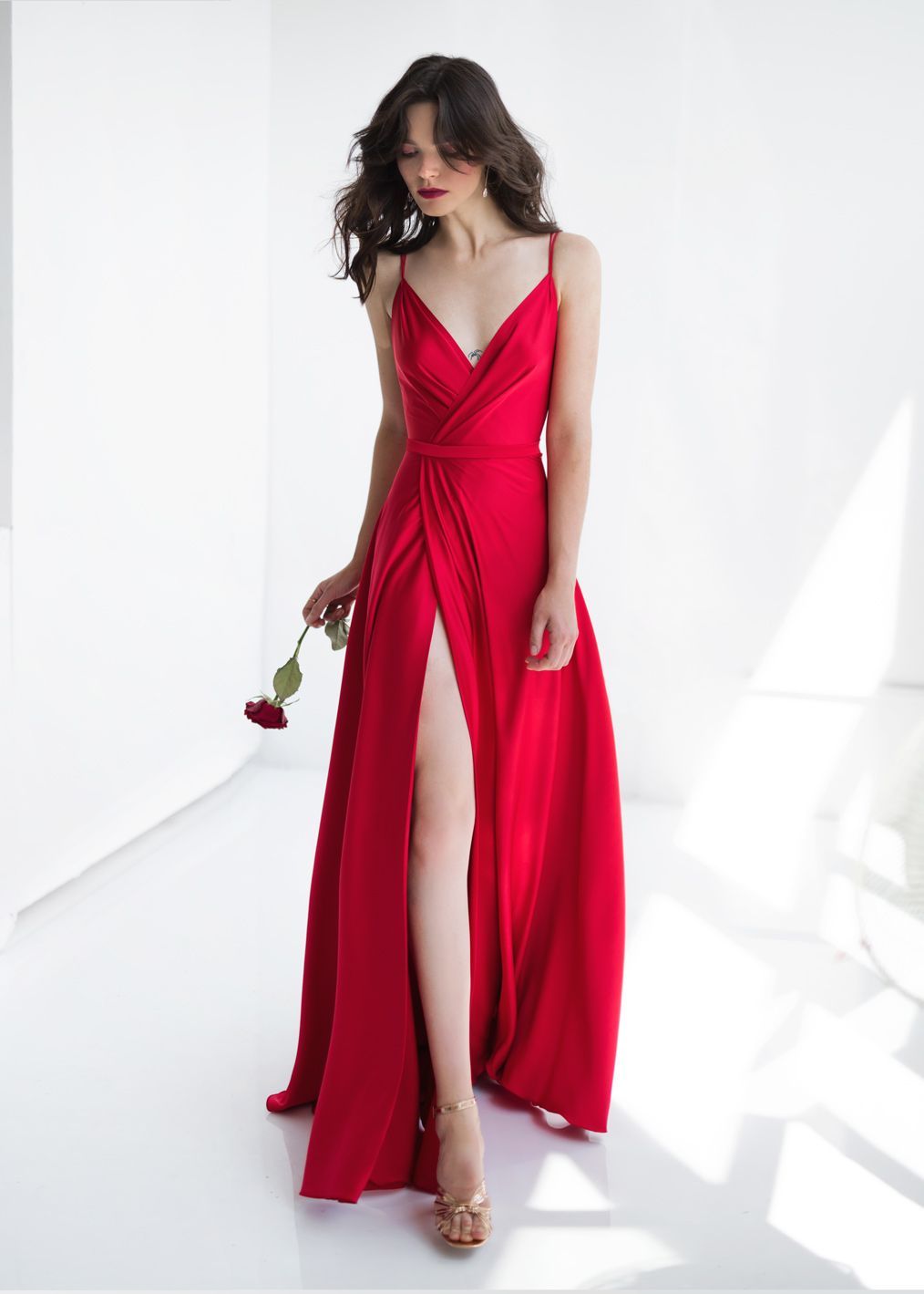 Красное шёлковое платье на бретелях фото