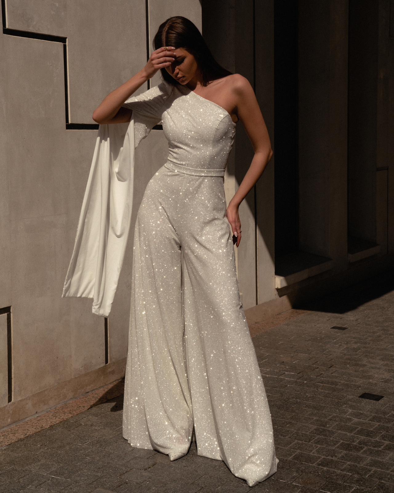Сверкающий ассиметричный комбинезон для невесты фото