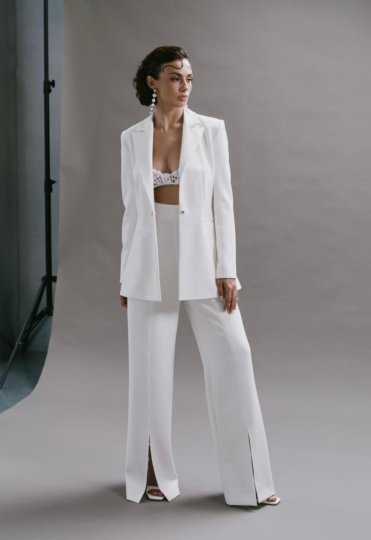 Стильный брючный свадебный костюм фото