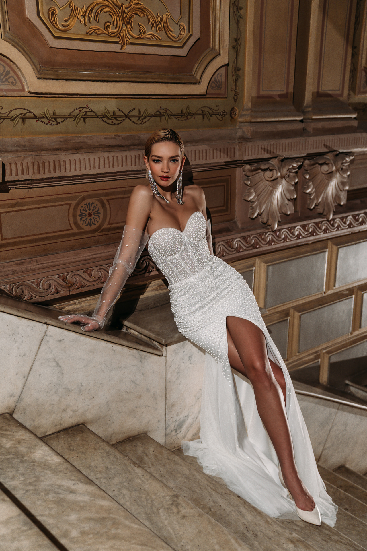 Свадебное платье рыбка в светоотражающем кружеве фото